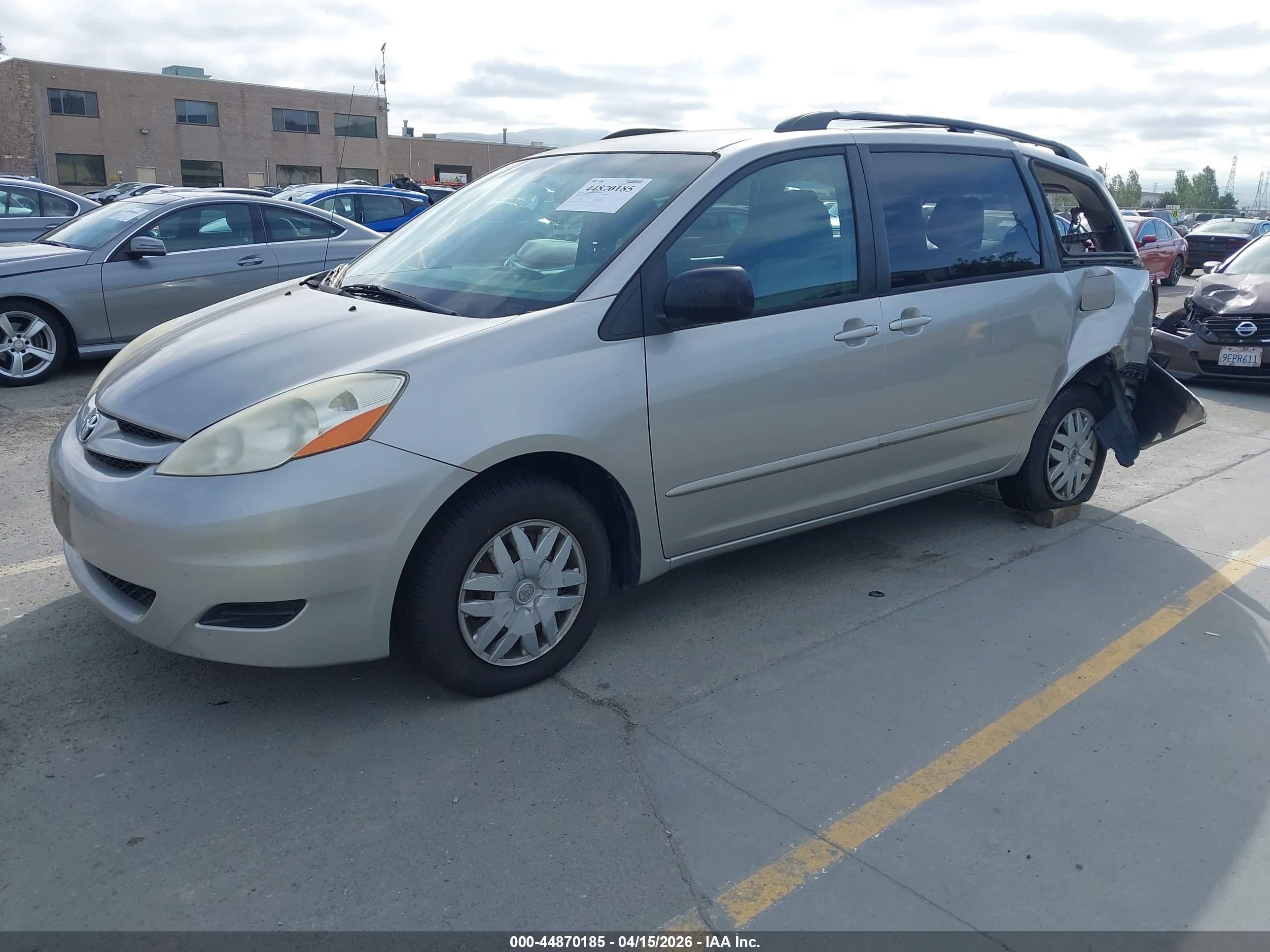 2010 Toyota Sienna Le Серебряный vin: 5TDKK4CC0AS323866