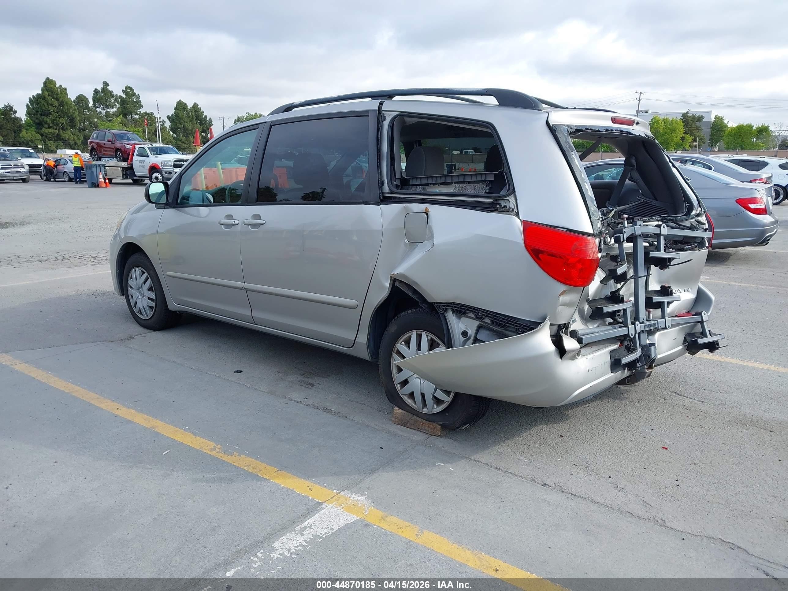 2010 Toyota Sienna Le Серебряный vin: 5TDKK4CC0AS323866