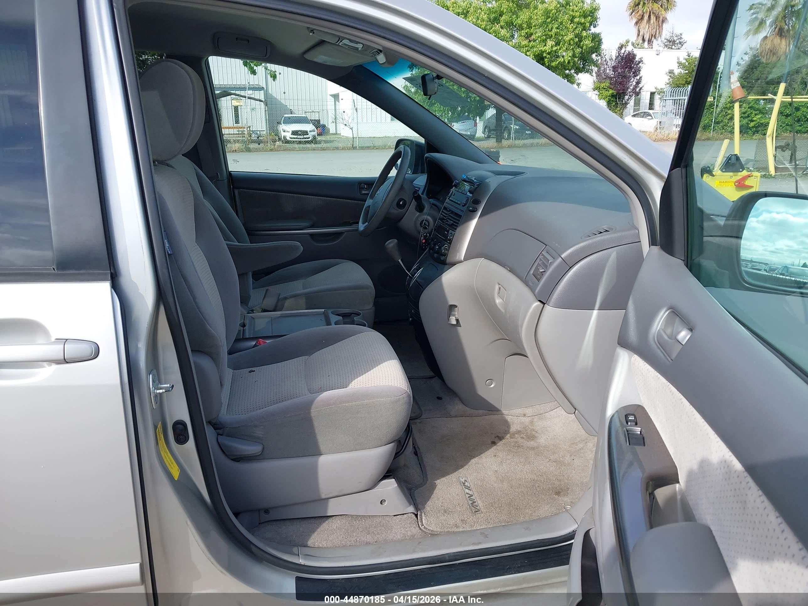 2010 Toyota Sienna Le Серебряный vin: 5TDKK4CC0AS323866