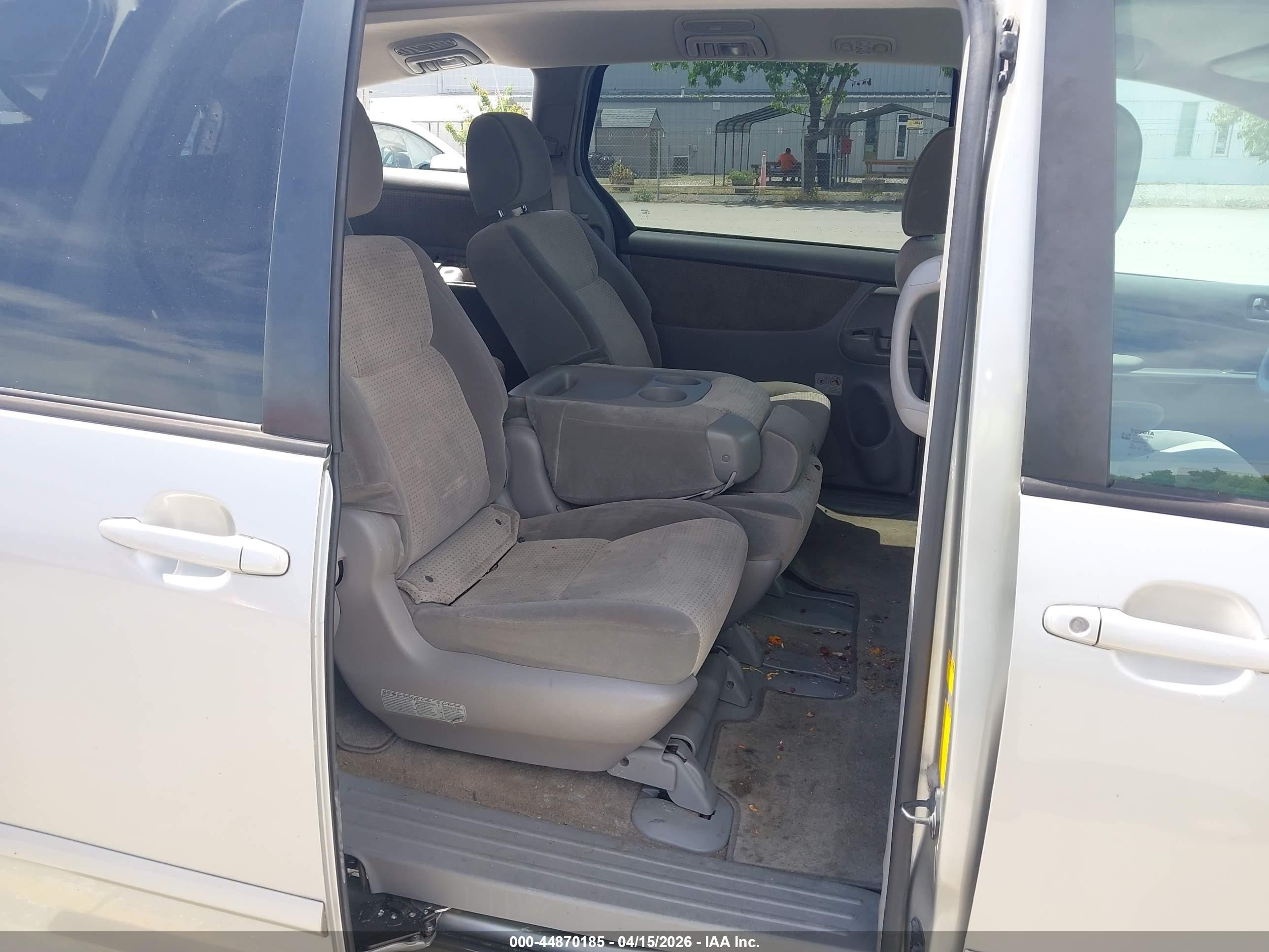 2010 Toyota Sienna Le Серебряный vin: 5TDKK4CC0AS323866