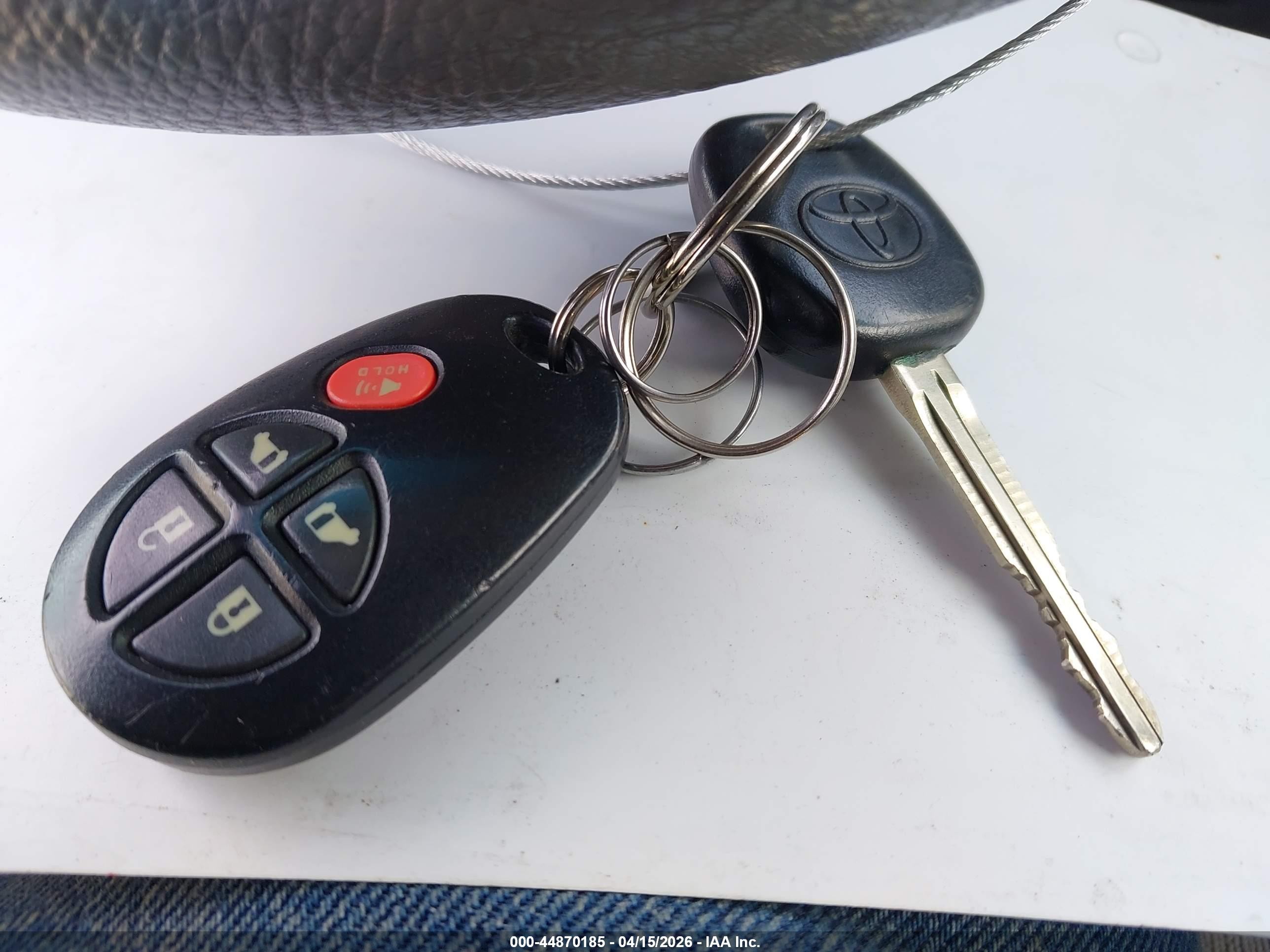 2010 Toyota Sienna Le Серебряный vin: 5TDKK4CC0AS323866