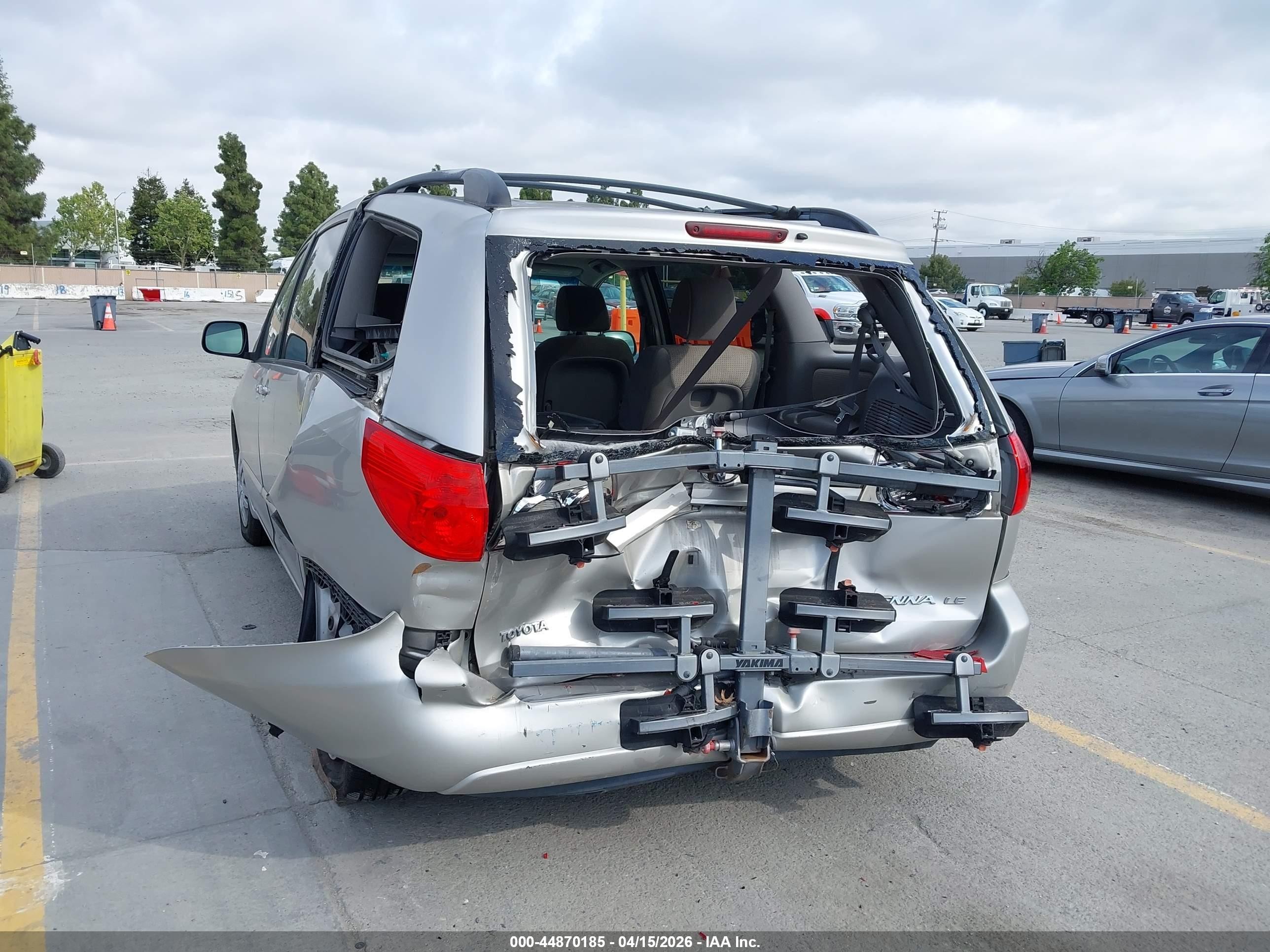 2010 Toyota Sienna Le Серебряный vin: 5TDKK4CC0AS323866