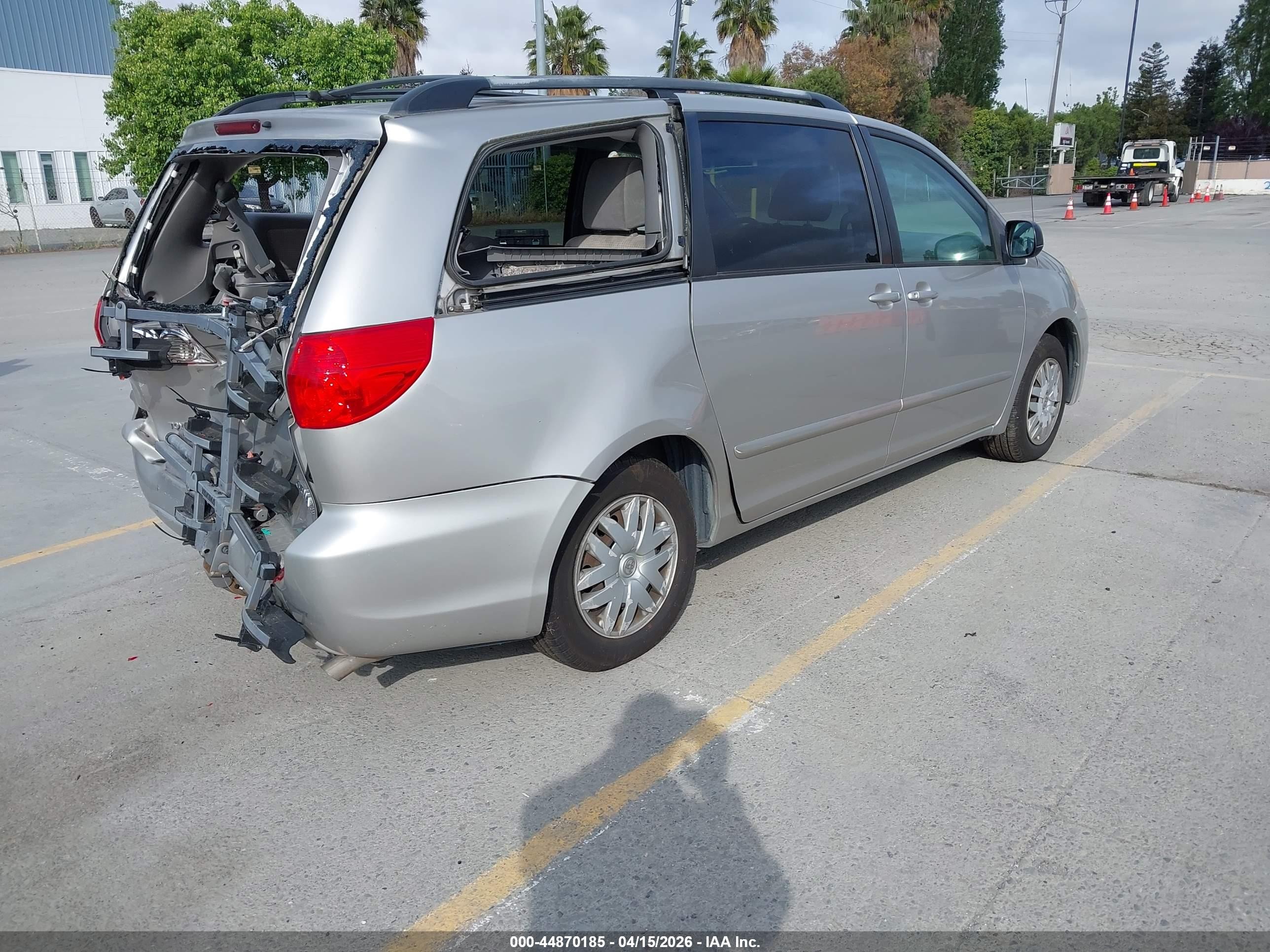 2010 Toyota Sienna Le Серебряный vin: 5TDKK4CC0AS323866