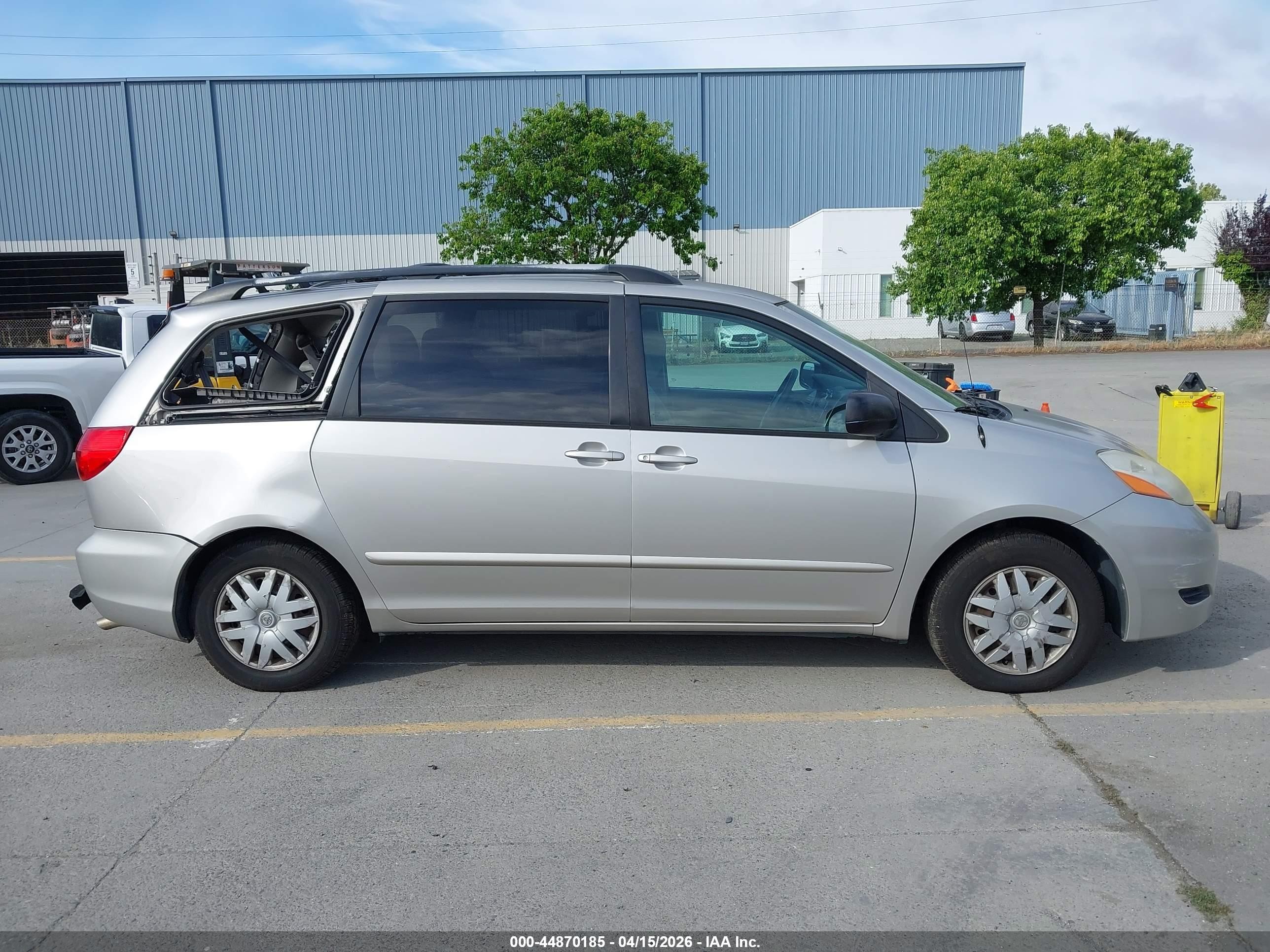 2010 Toyota Sienna Le Серебряный vin: 5TDKK4CC0AS323866