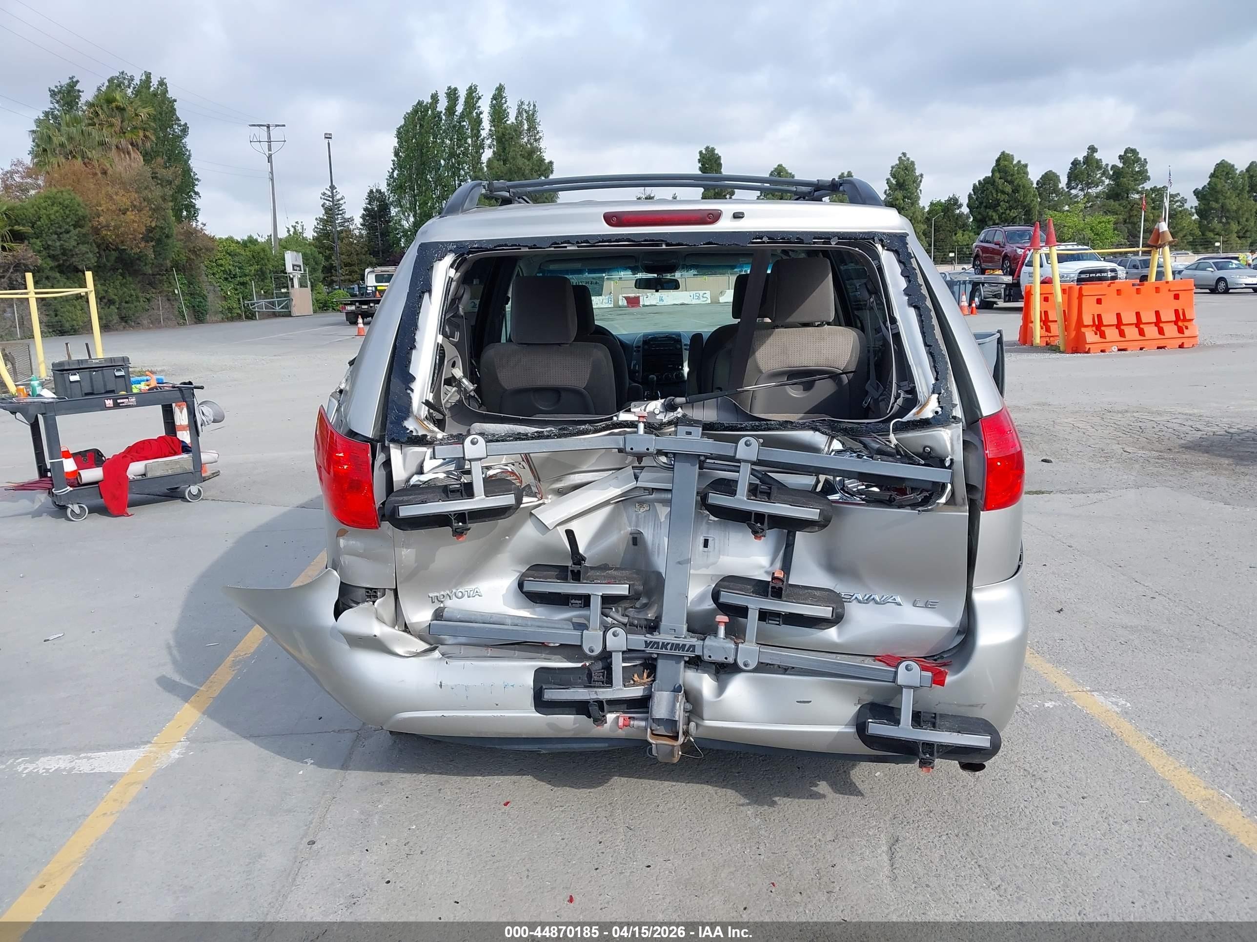 2010 Toyota Sienna Le Серебряный vin: 5TDKK4CC0AS323866
