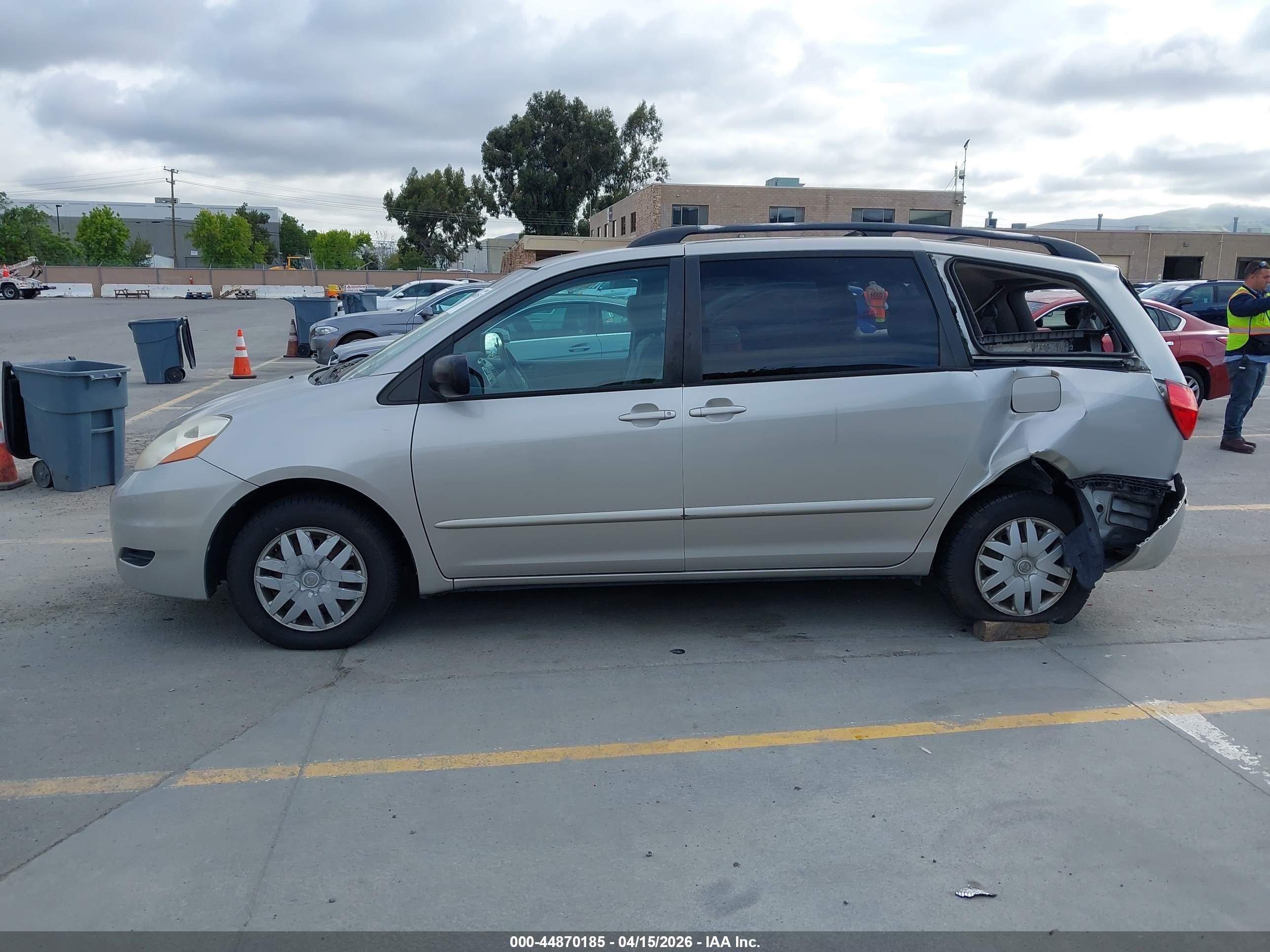 2010 Toyota Sienna Le Серебряный vin: 5TDKK4CC0AS323866
