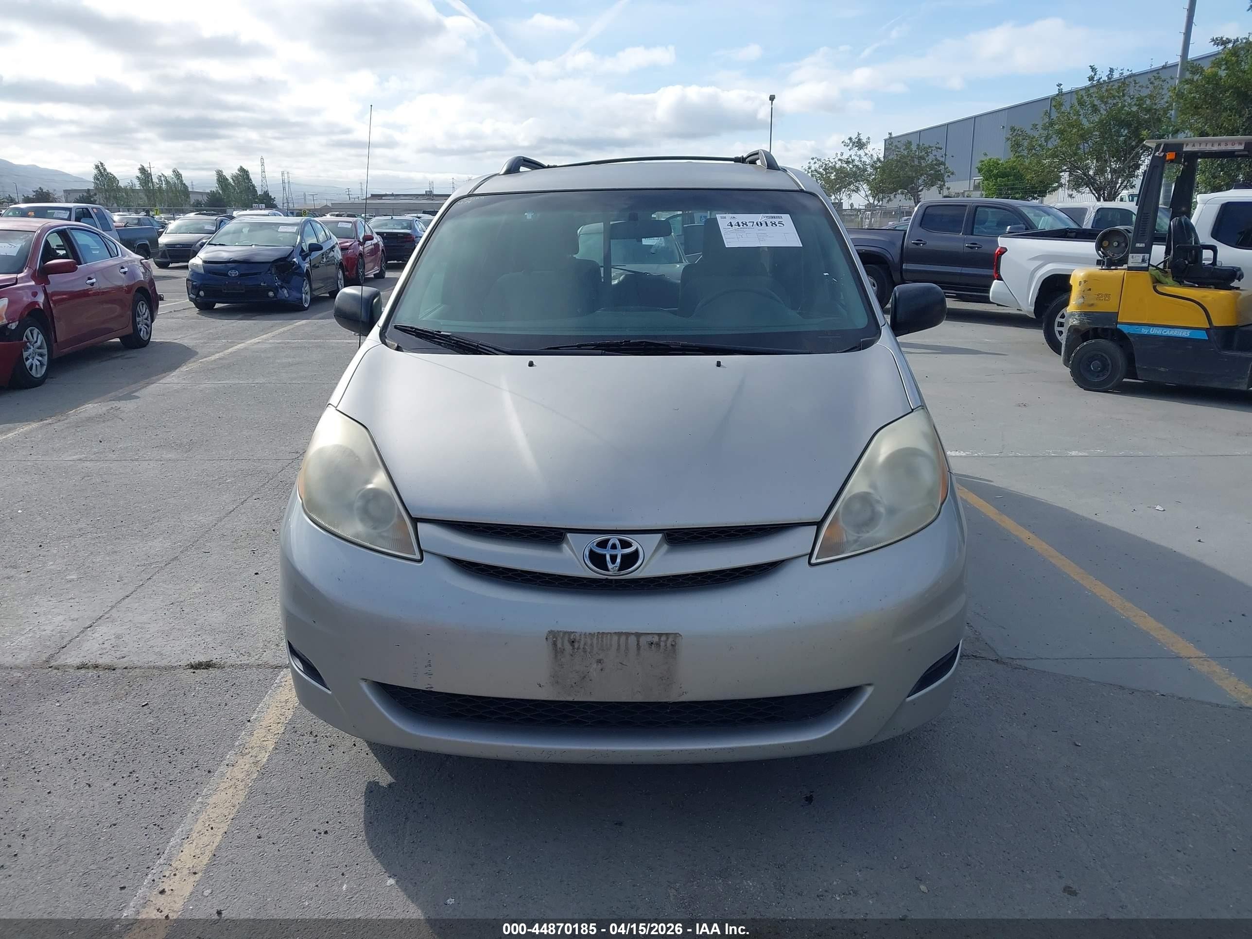 2010 Toyota Sienna Le Серебряный vin: 5TDKK4CC0AS323866