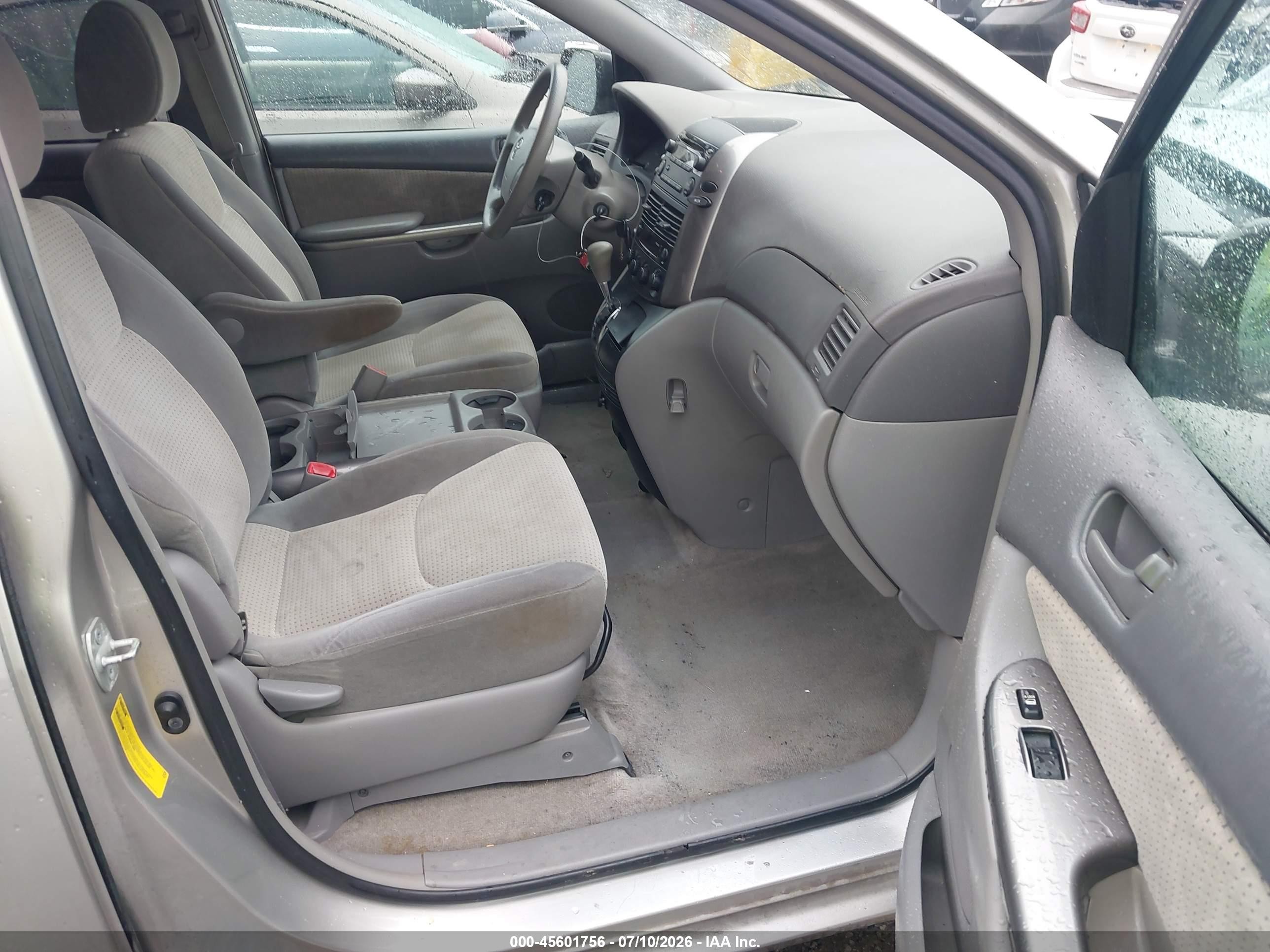 2010 Toyota Sienna Le Silver vin: 5TDKK4CC0AS341042
