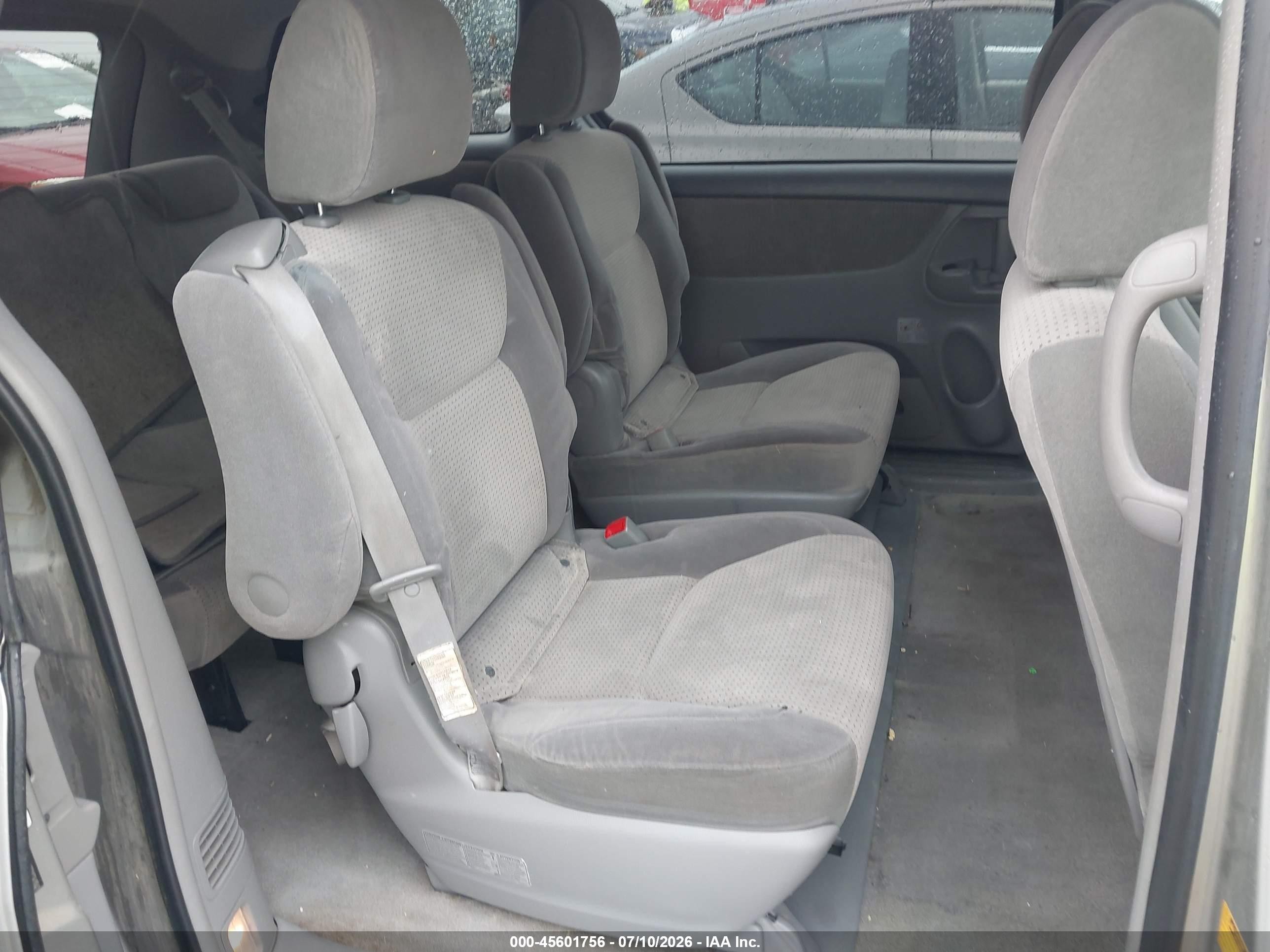 2010 Toyota Sienna Le Silver vin: 5TDKK4CC0AS341042