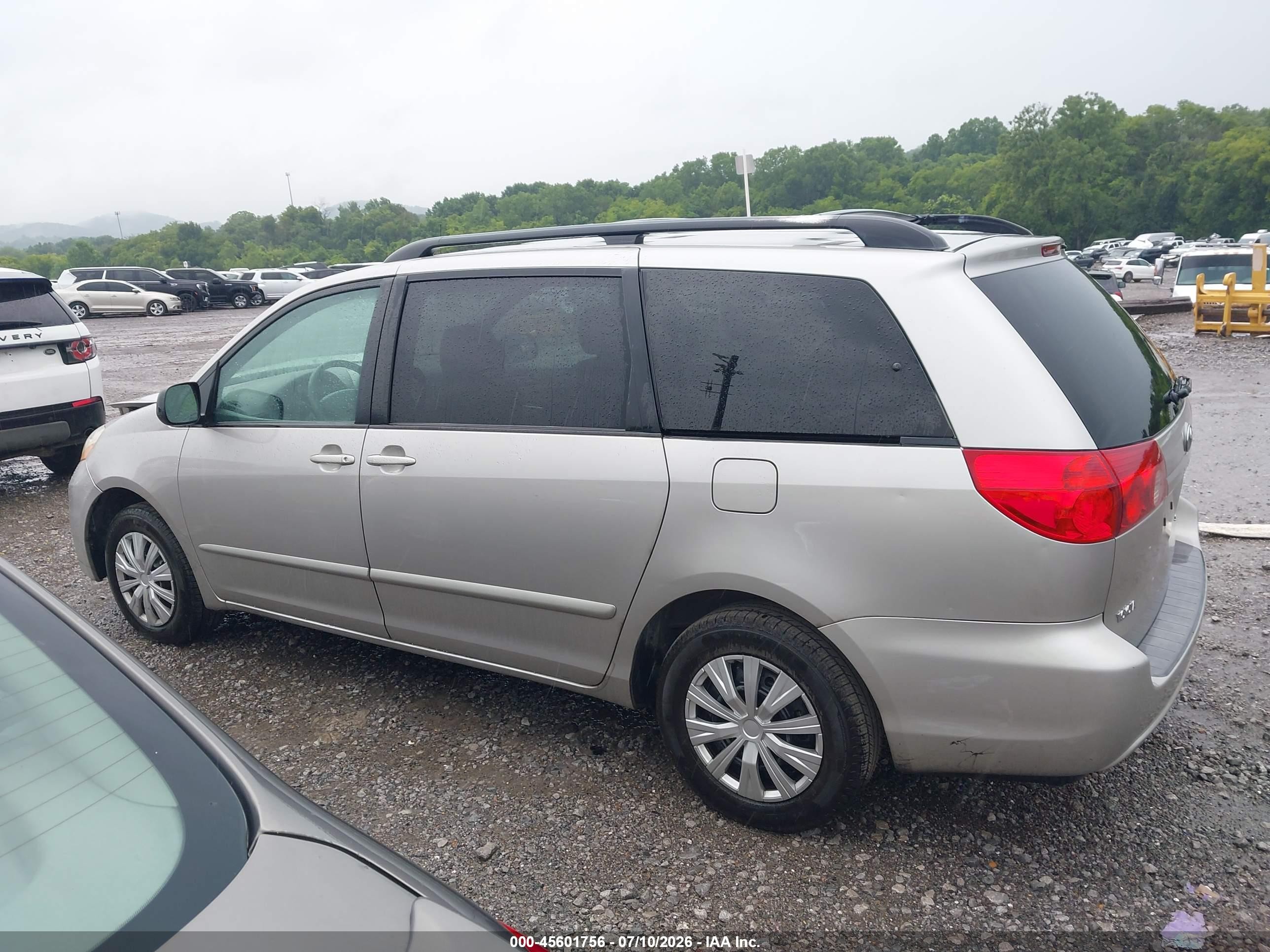 2010 Toyota Sienna Le Silver vin: 5TDKK4CC0AS341042
