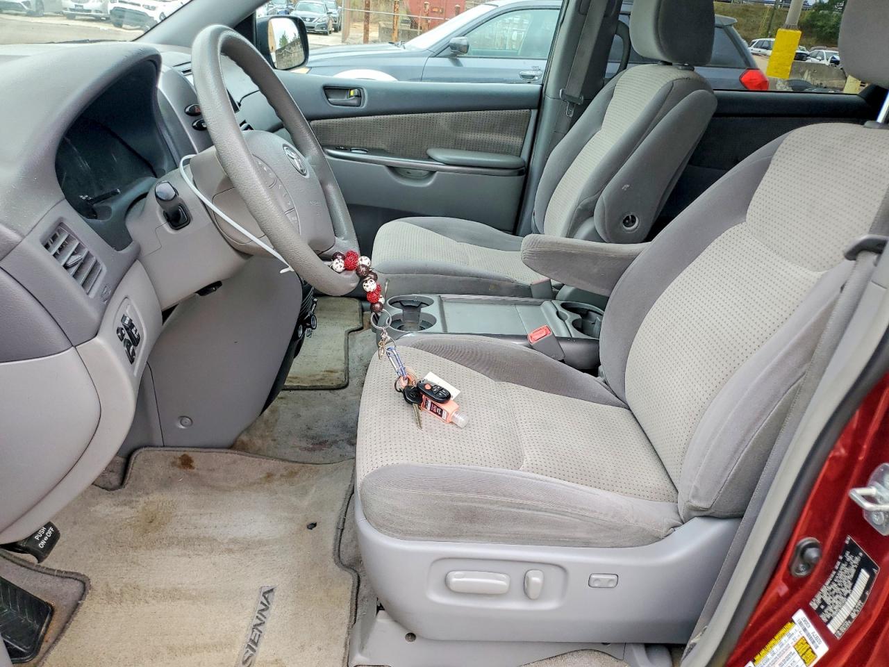 2010 Toyota Sienna Le 7-passenger Burgundy vin: 5TDKK4CC1AS314402