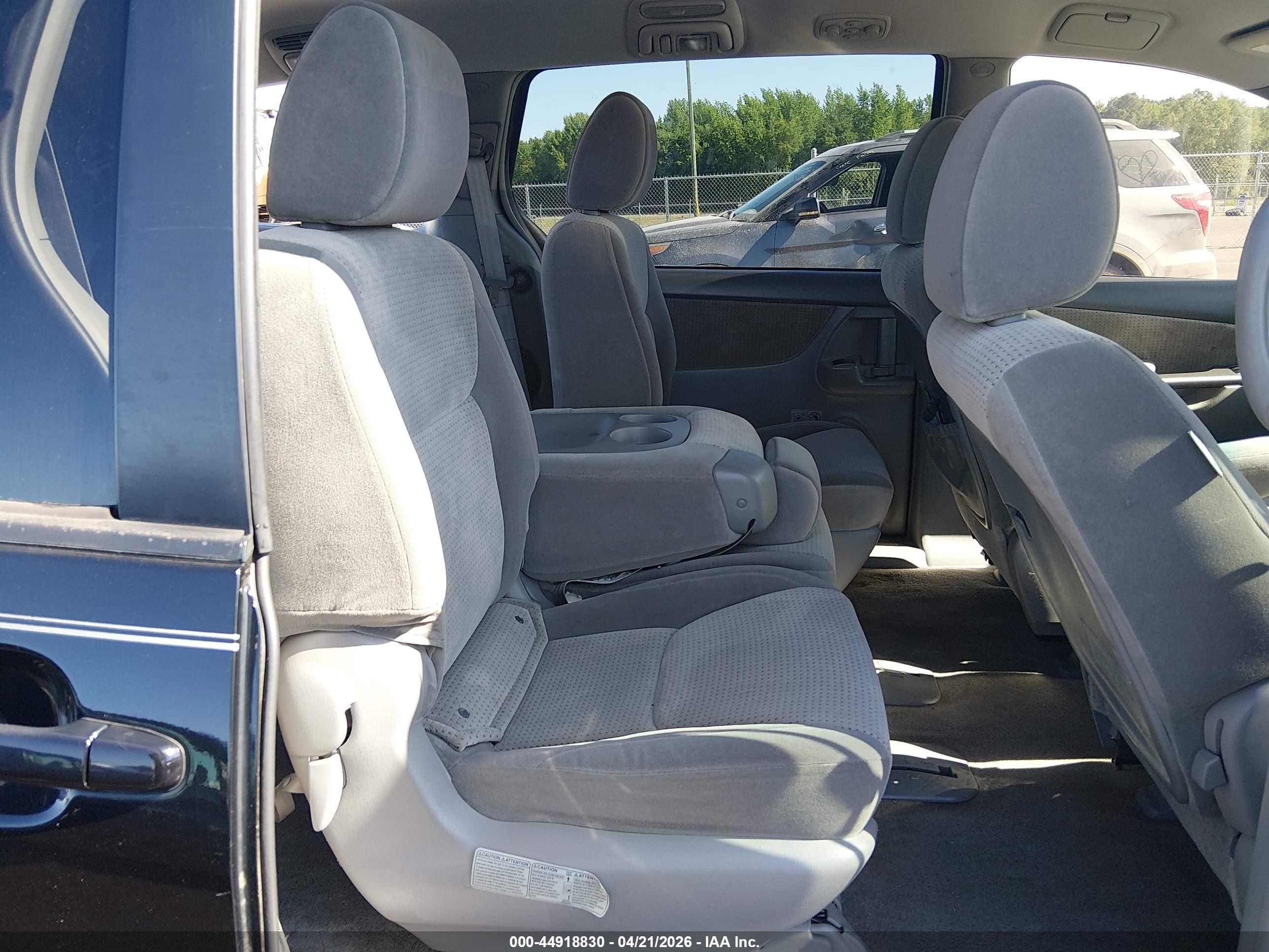 2010 Toyota Sienna Le Black vin: 5TDKK4CC1AS315825