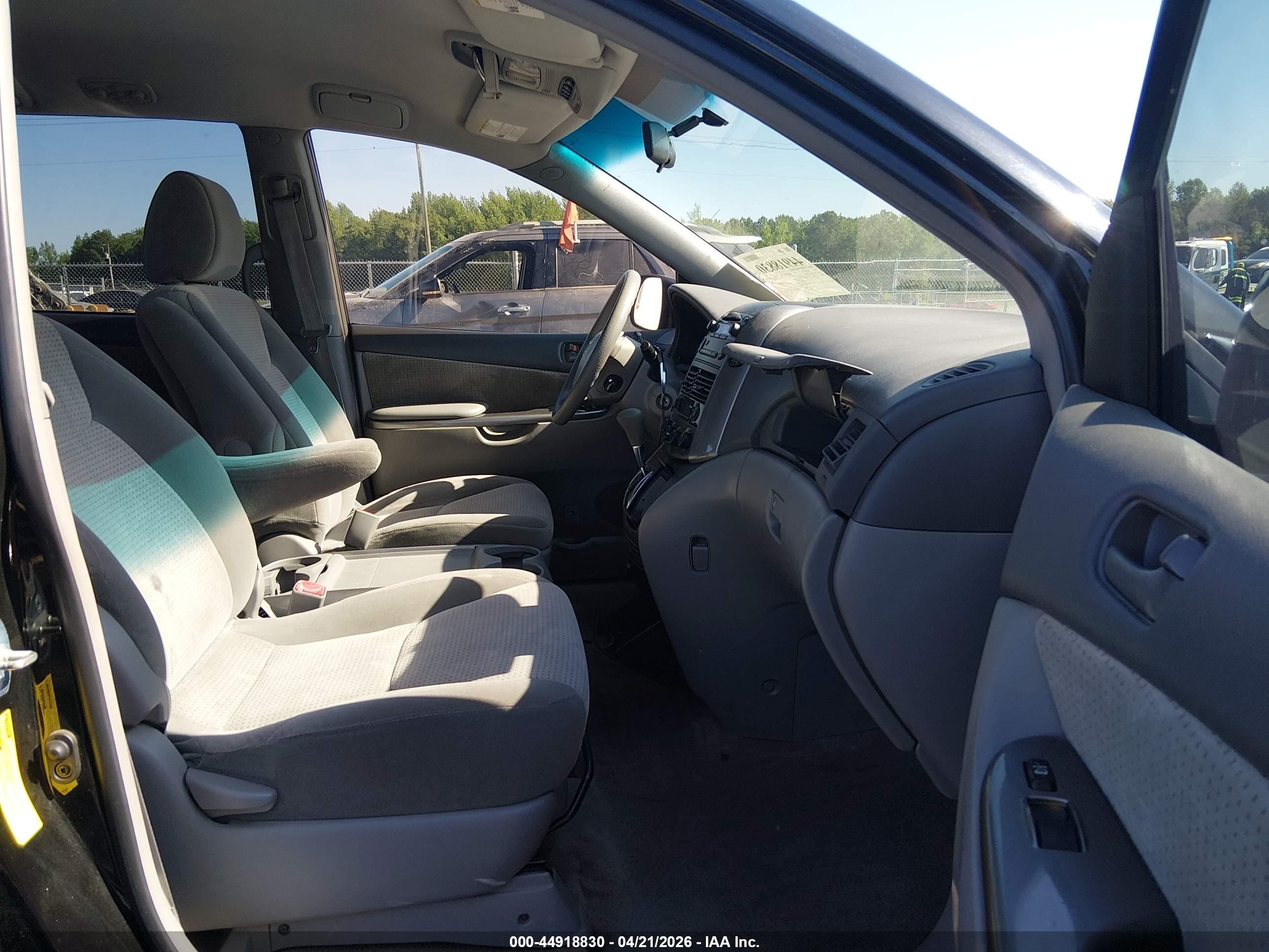 2010 Toyota Sienna Le Black vin: 5TDKK4CC1AS315825