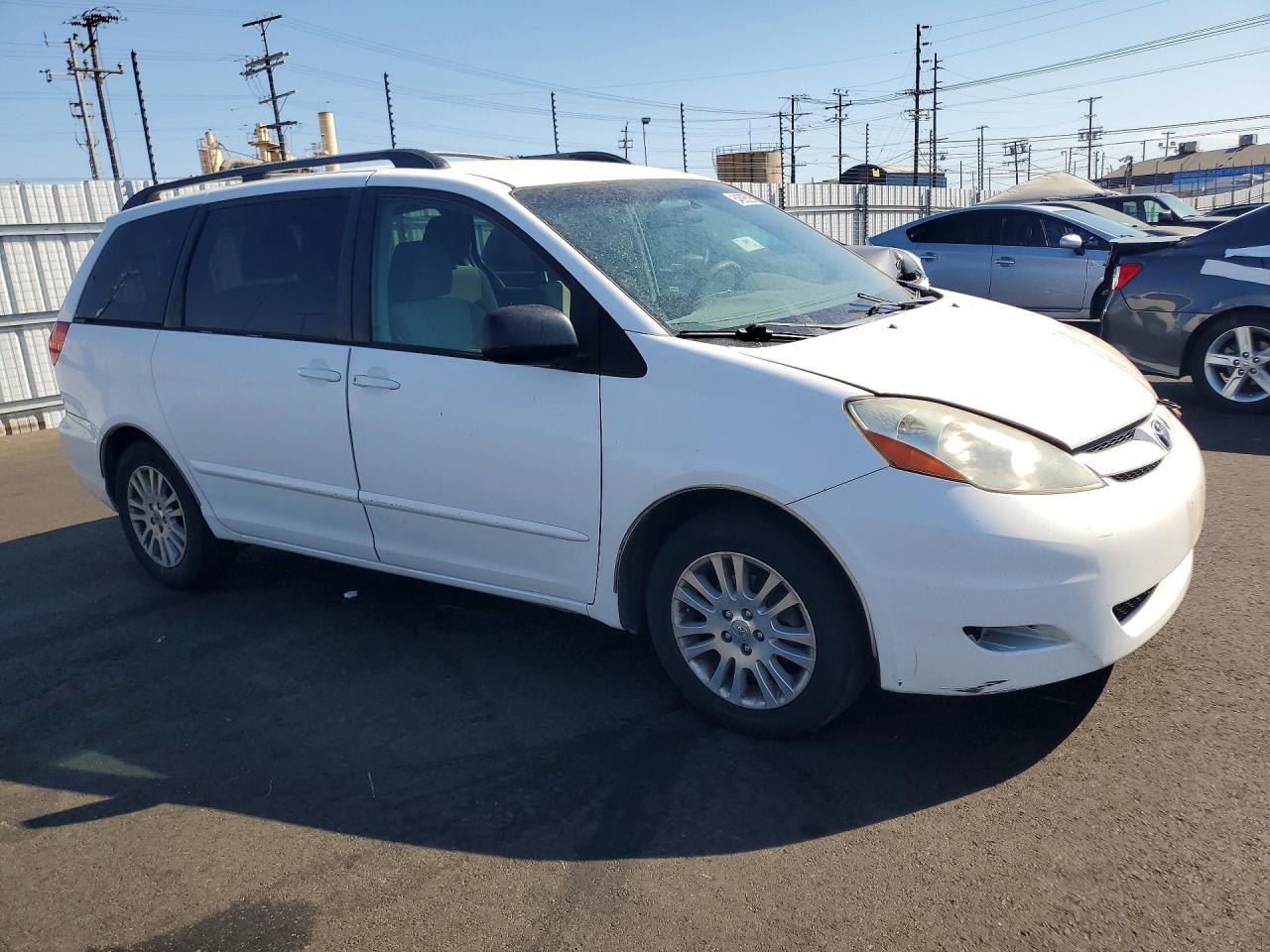 2010 Toyota Sienna Le 8-passenger White vin: 5TDKK4CC1AS327621