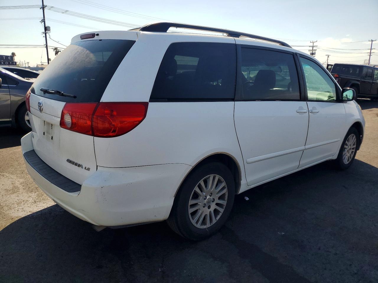 2010 Toyota Sienna Le 8-passenger White vin: 5TDKK4CC1AS327621