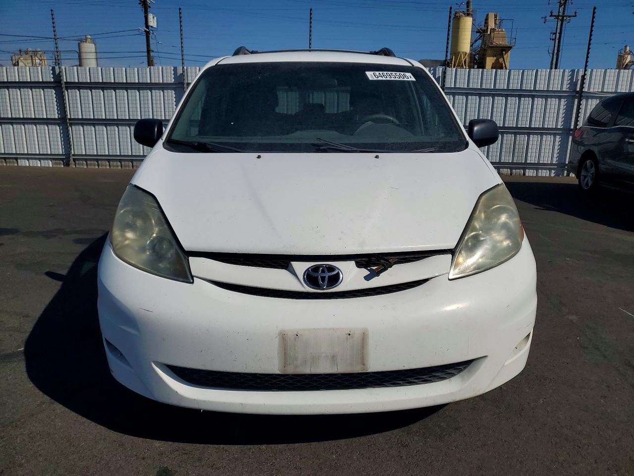 2010 Toyota Sienna Le 8-passenger White vin: 5TDKK4CC1AS327621