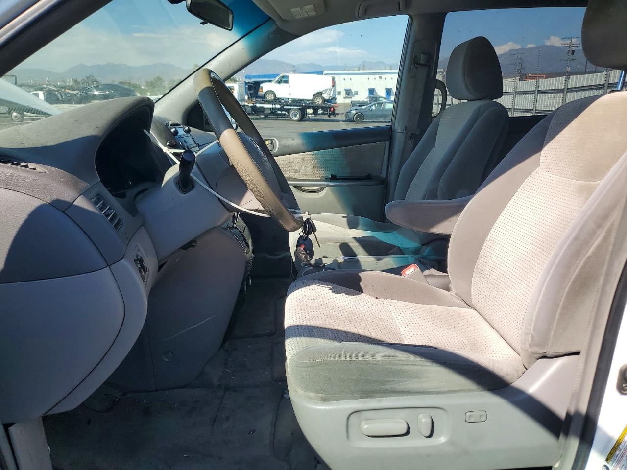 2010 Toyota Sienna Le 8-passenger White vin: 5TDKK4CC1AS327621