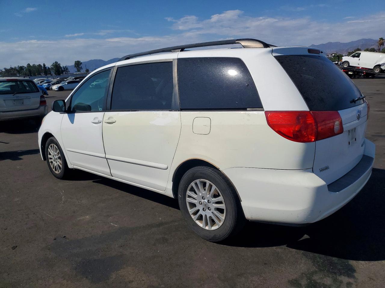 2010 Toyota Sienna Le 8-passenger White vin: 5TDKK4CC1AS327621