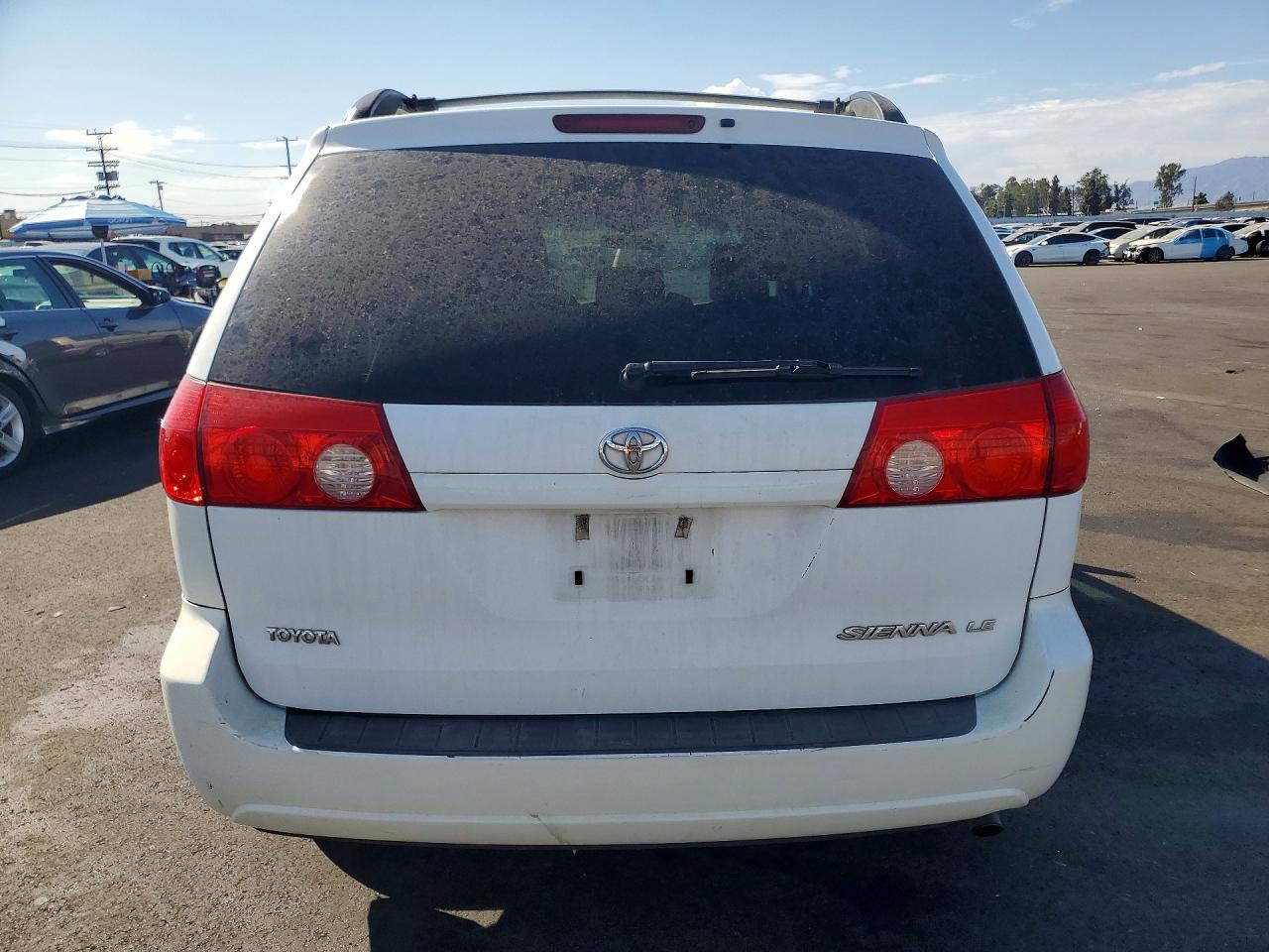 2010 Toyota Sienna Le 8-passenger White vin: 5TDKK4CC1AS327621