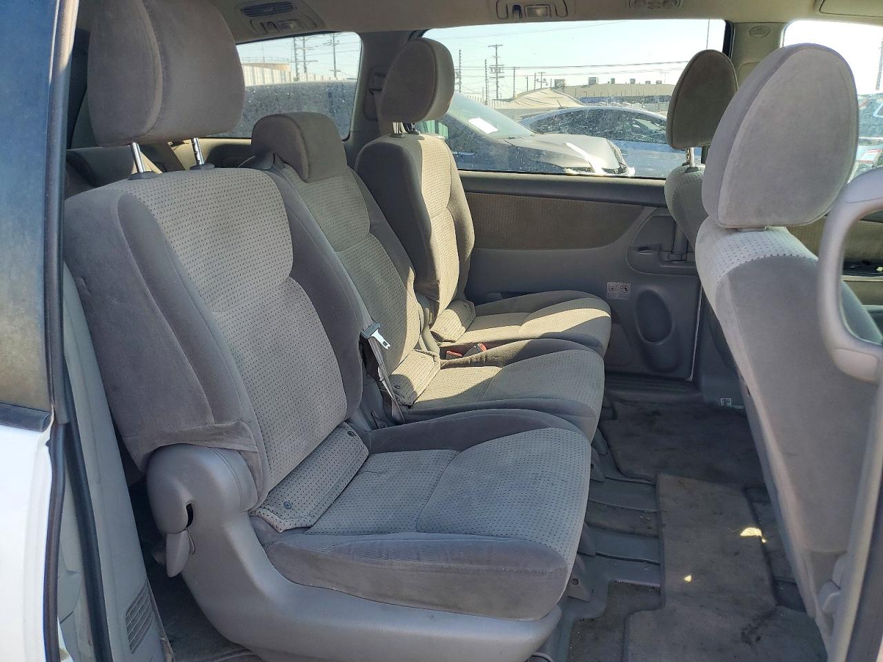 2010 Toyota Sienna Le 8-passenger White vin: 5TDKK4CC1AS327621