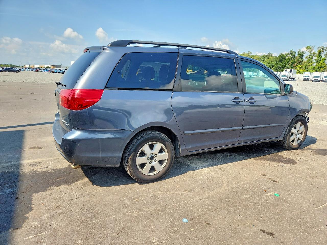 2010 Toyota Sienna Le 7-passenger Gray vin: 5TDKK4CC1AS334567
