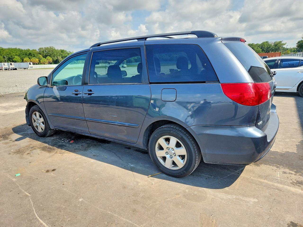2010 Toyota Sienna Le 7-passenger Gray vin: 5TDKK4CC1AS334567