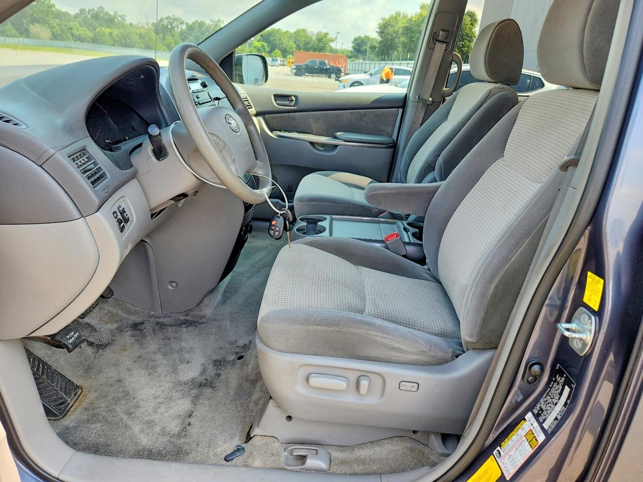 2010 Toyota Sienna Le 7-passenger Gray vin: 5TDKK4CC1AS334567