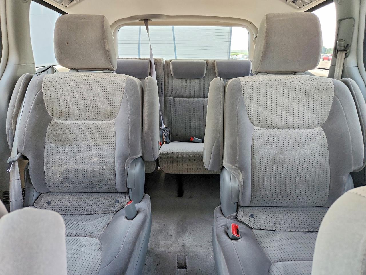 2010 Toyota Sienna Le 7-passenger Gray vin: 5TDKK4CC1AS334567