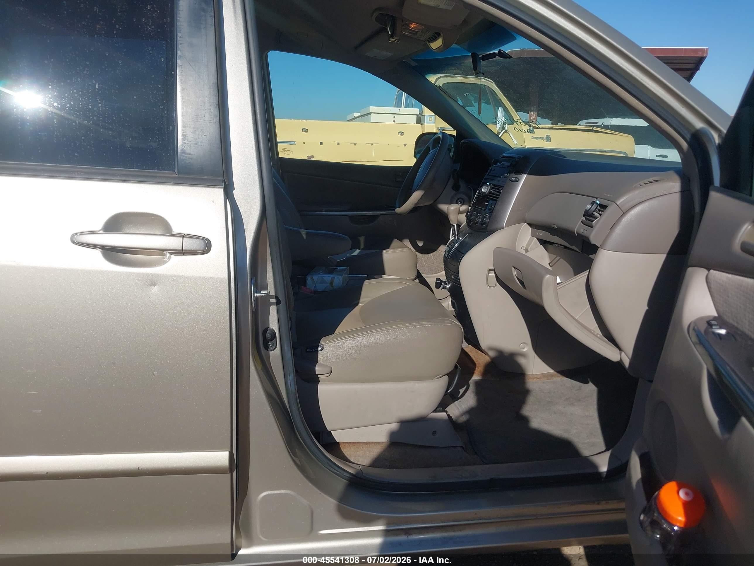 2010 Toyota Sienna Le Gold vin: 5TDKK4CC1AS334889