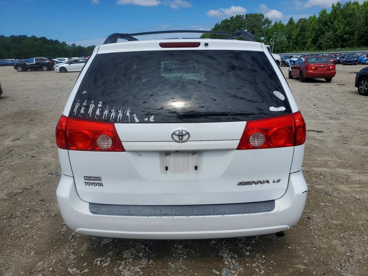 2010 Toyota Sienna Le 7-passenger White vin: 5TDKK4CC2AS303747
