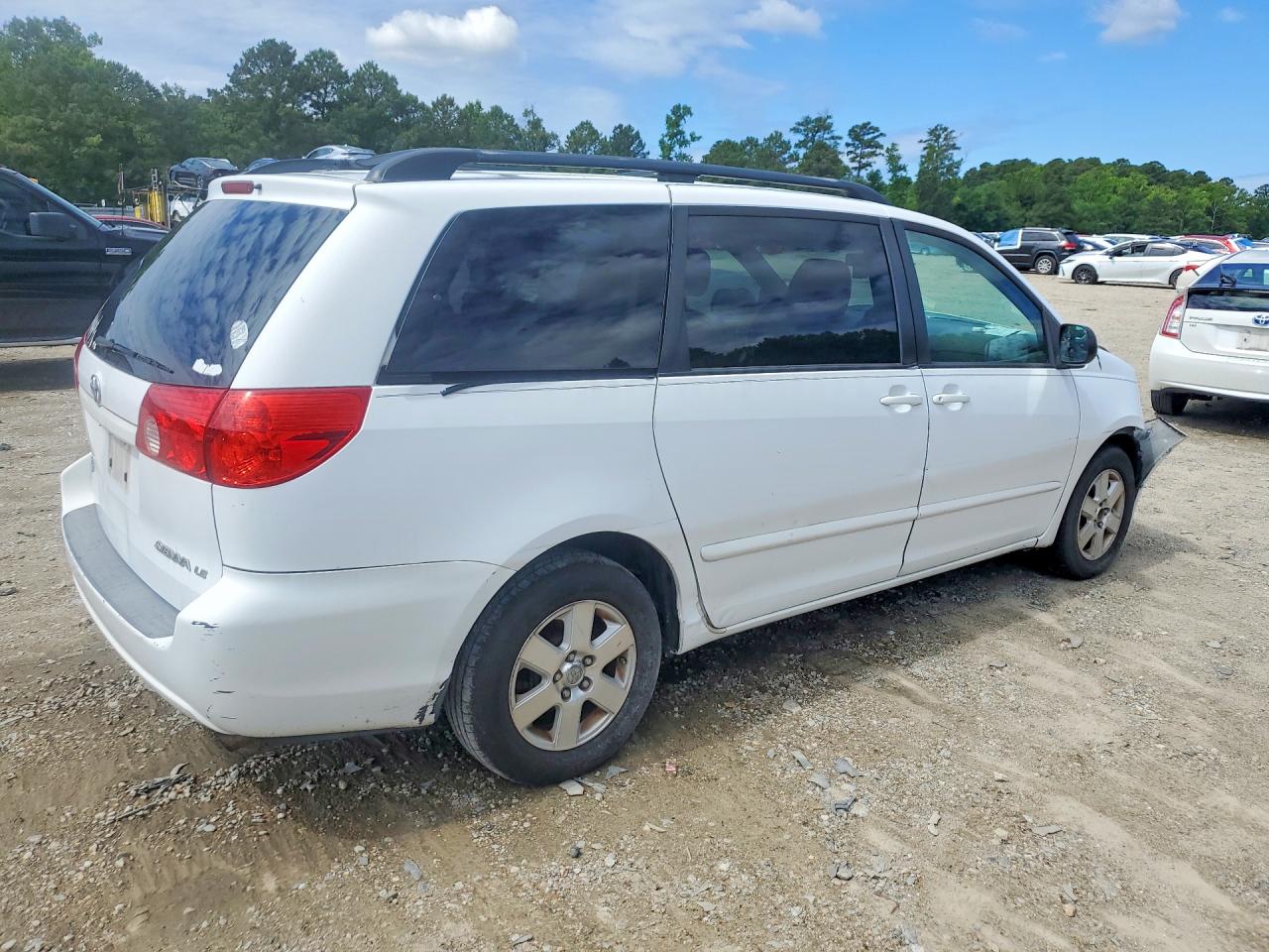 2010 Toyota Sienna Le 7-passenger White vin: 5TDKK4CC2AS303747