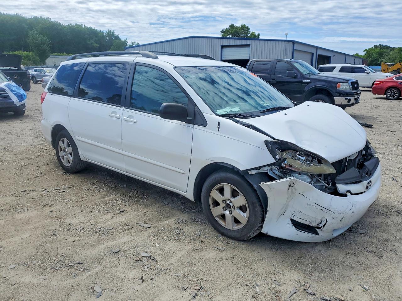 2010 Toyota Sienna Le 7-passenger White vin: 5TDKK4CC2AS303747