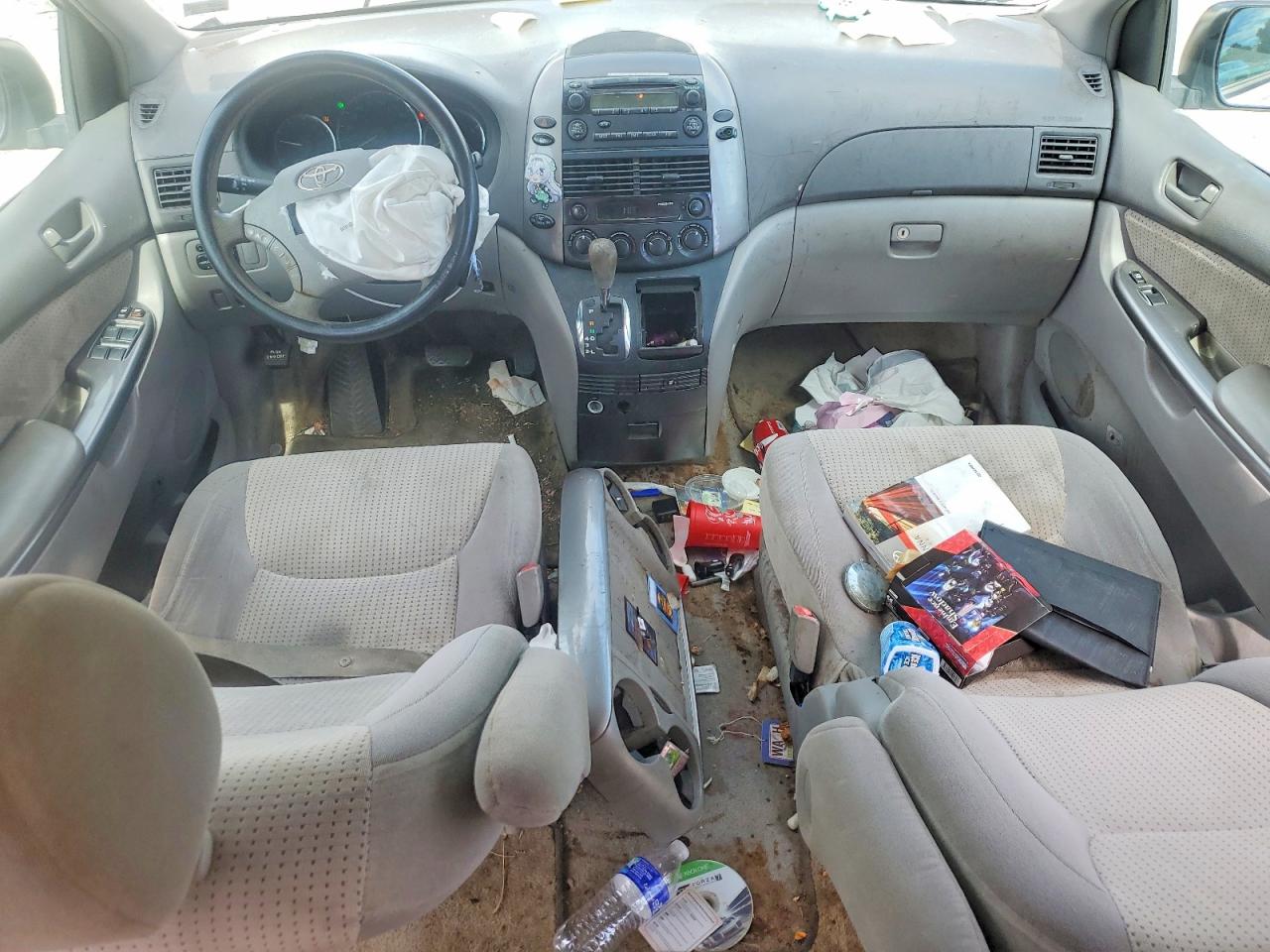 2010 Toyota Sienna Le 7-passenger White vin: 5TDKK4CC2AS303747