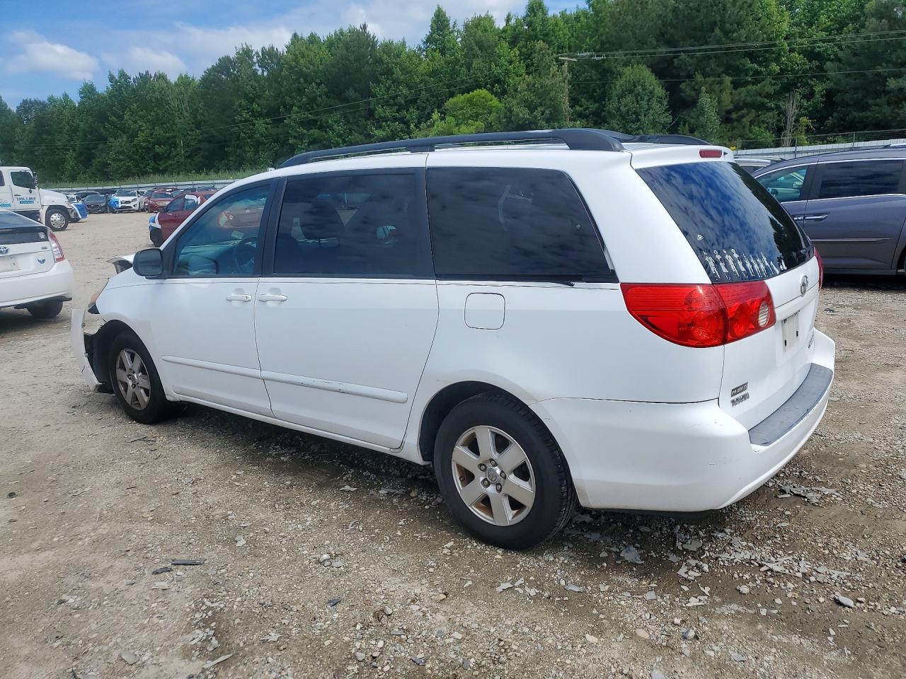 2010 Toyota Sienna Le 7-passenger White vin: 5TDKK4CC2AS303747