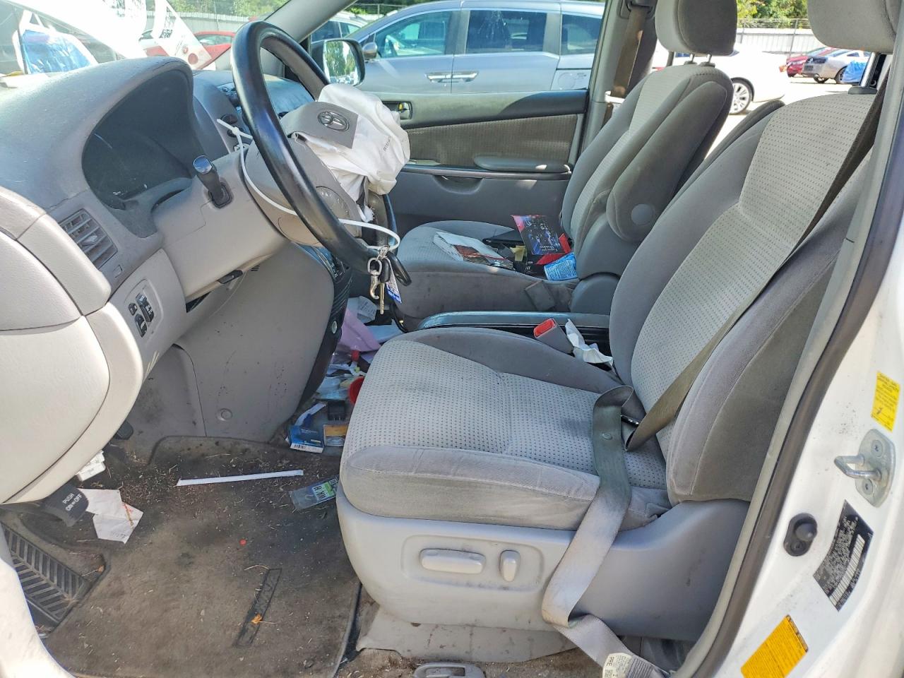 2010 Toyota Sienna Le 7-passenger White vin: 5TDKK4CC2AS303747