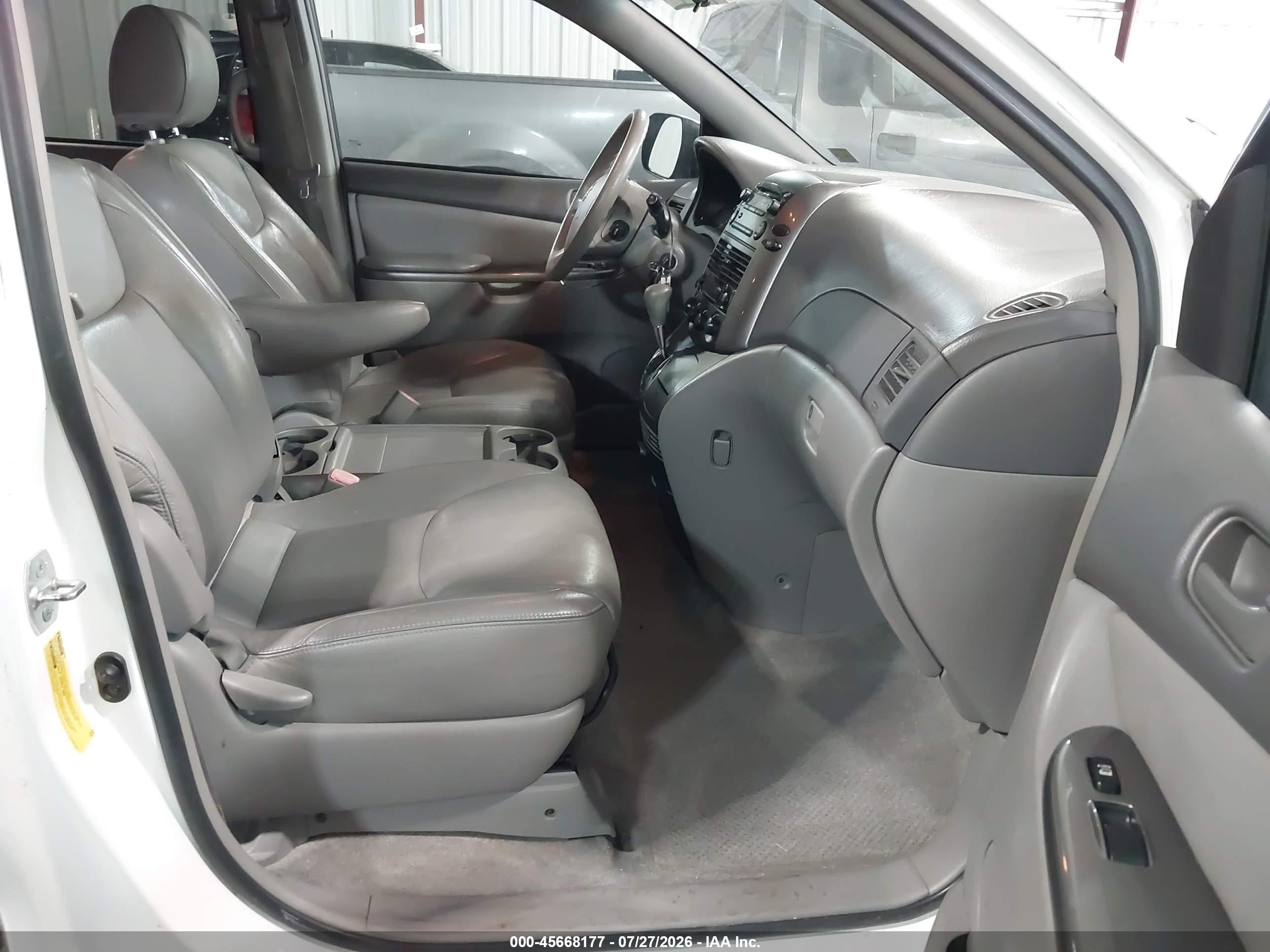 2010 Toyota Sienna Le White vin: 5TDKK4CC2AS303800