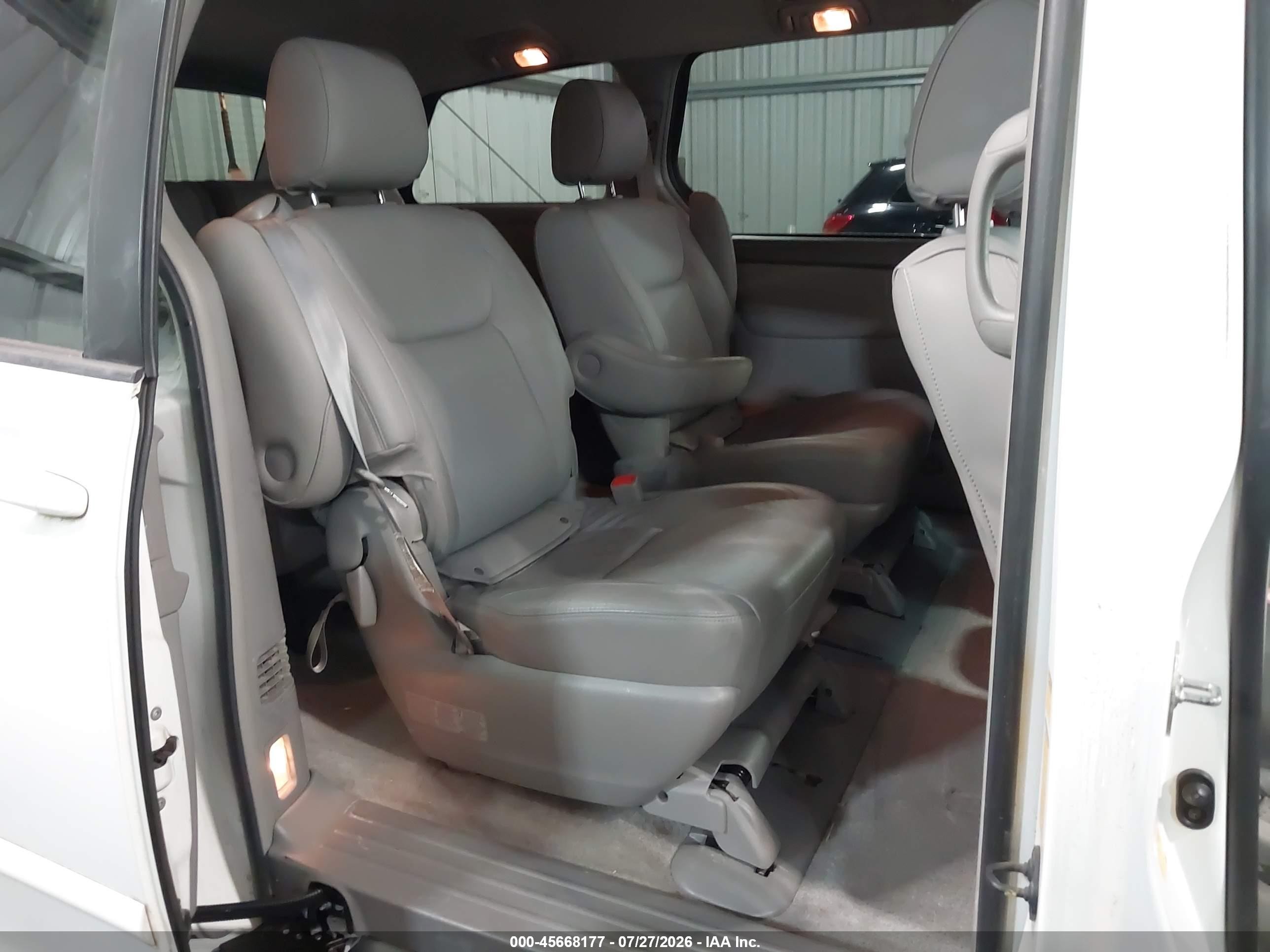 2010 Toyota Sienna Le White vin: 5TDKK4CC2AS303800