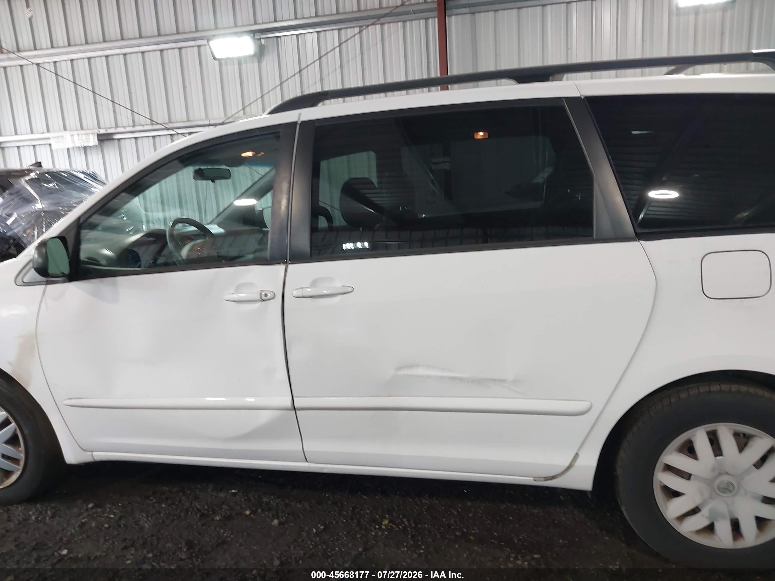 2010 Toyota Sienna Le White vin: 5TDKK4CC2AS303800