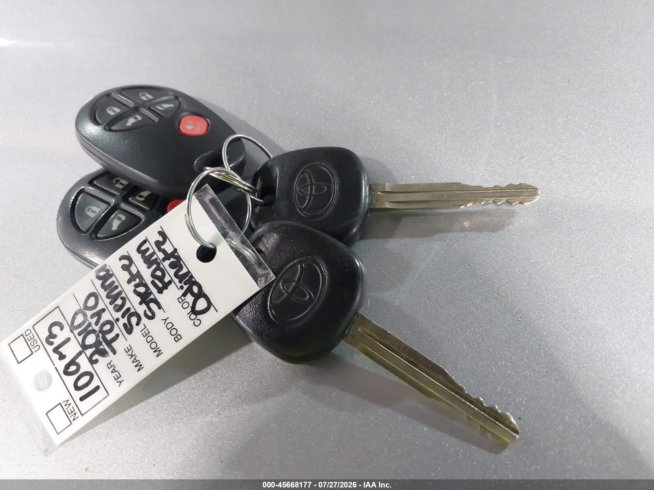 2010 Toyota Sienna Le White vin: 5TDKK4CC2AS303800