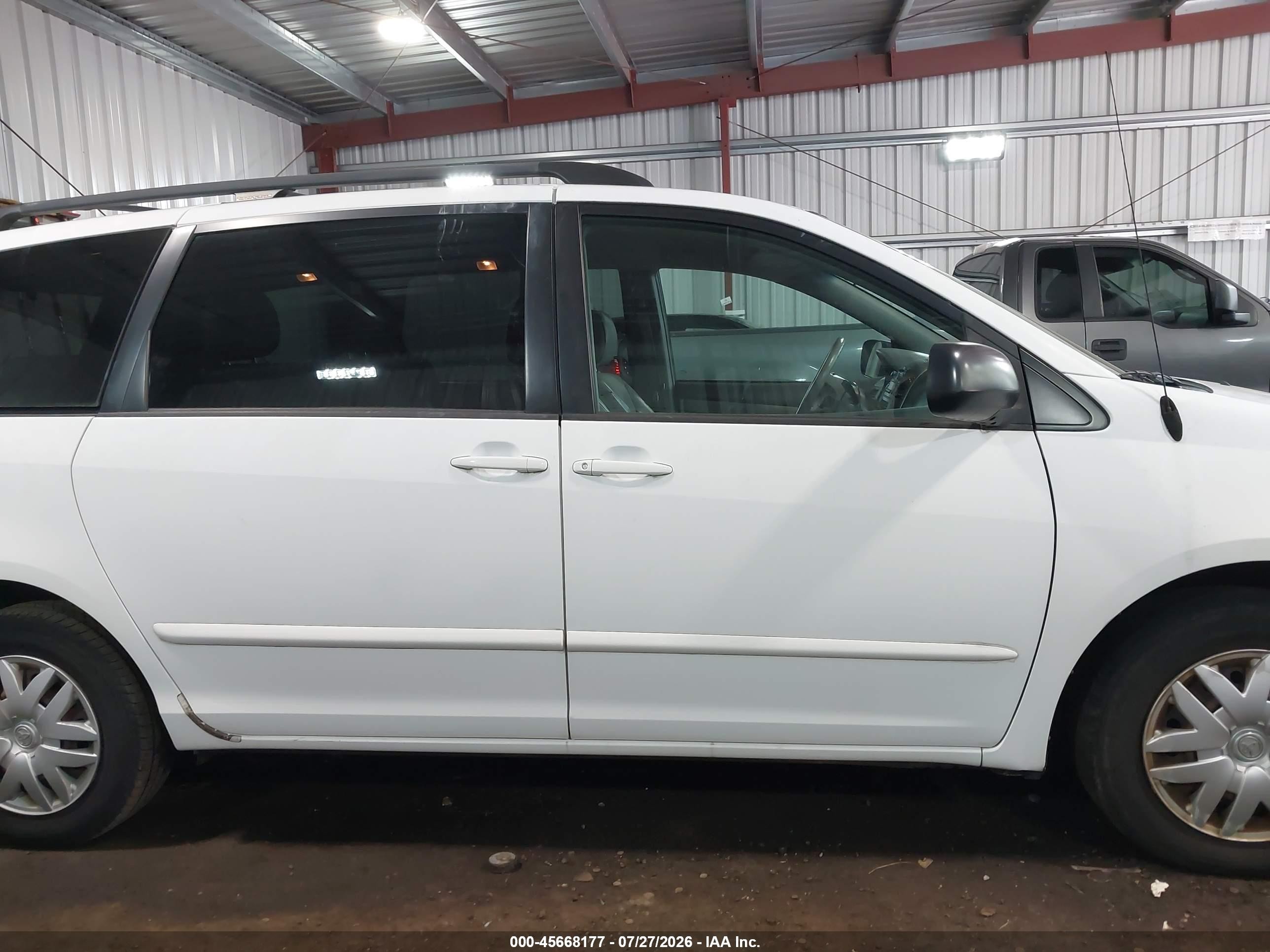 2010 Toyota Sienna Le White vin: 5TDKK4CC2AS303800