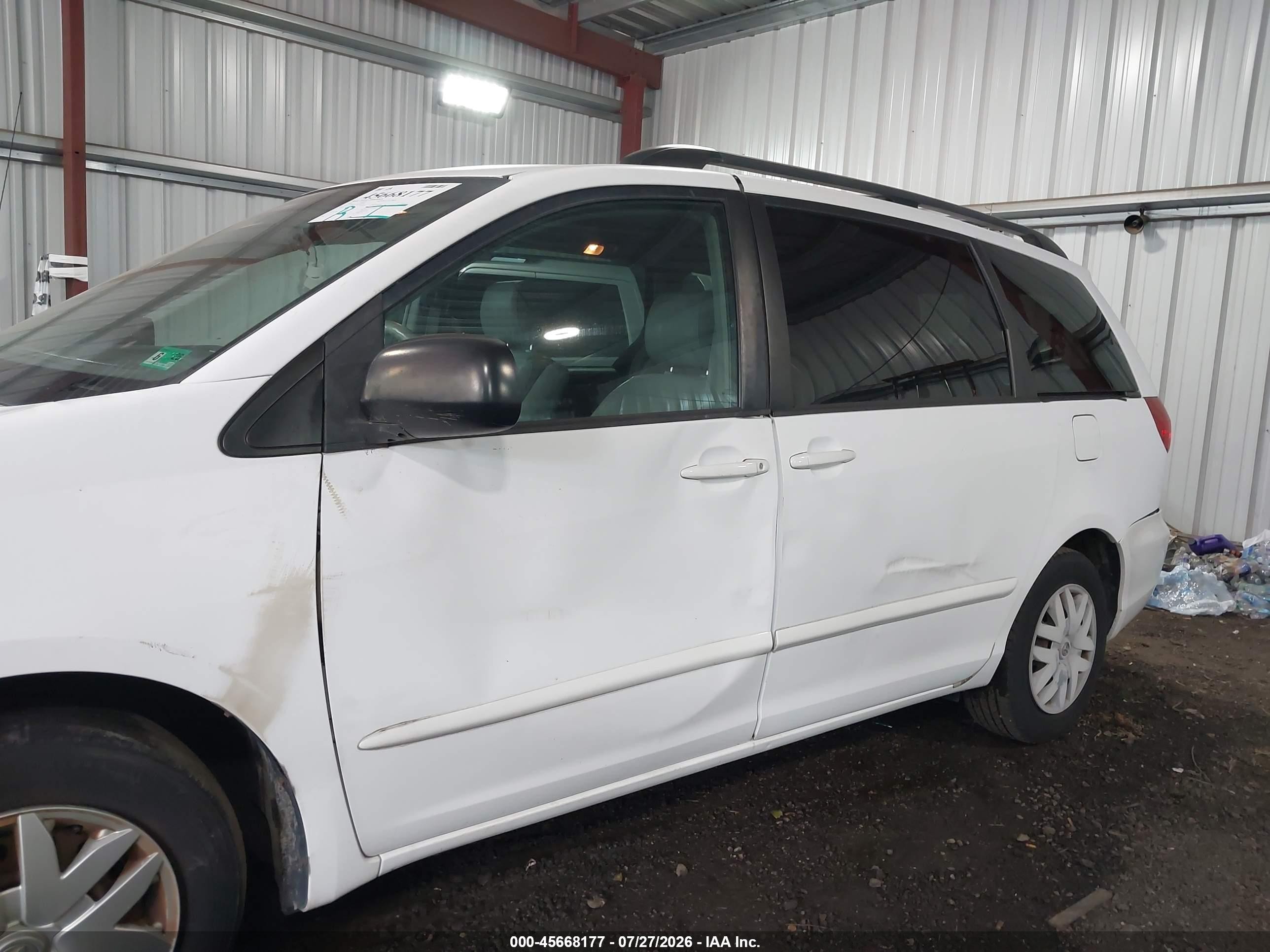 2010 Toyota Sienna Le White vin: 5TDKK4CC2AS303800