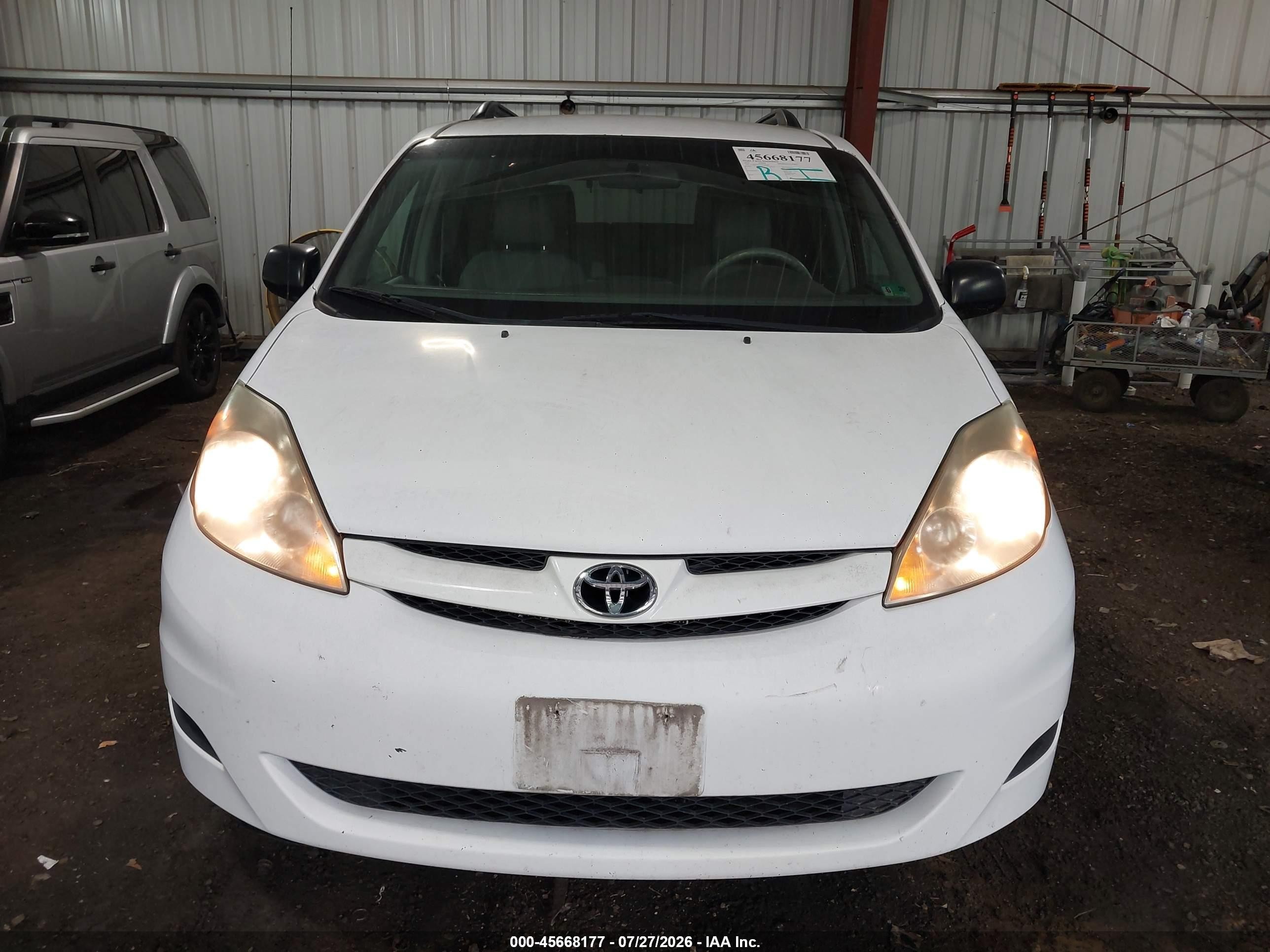 2010 Toyota Sienna Le White vin: 5TDKK4CC2AS303800