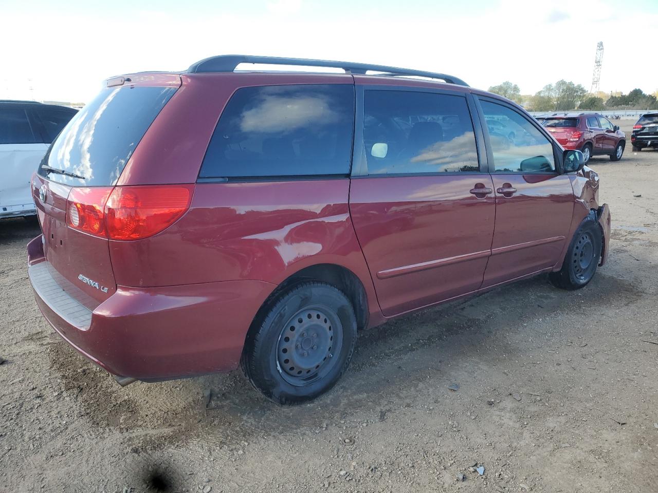2010 Toyota Sienna Le 8-passenger Red vin: 5TDKK4CC2AS319334