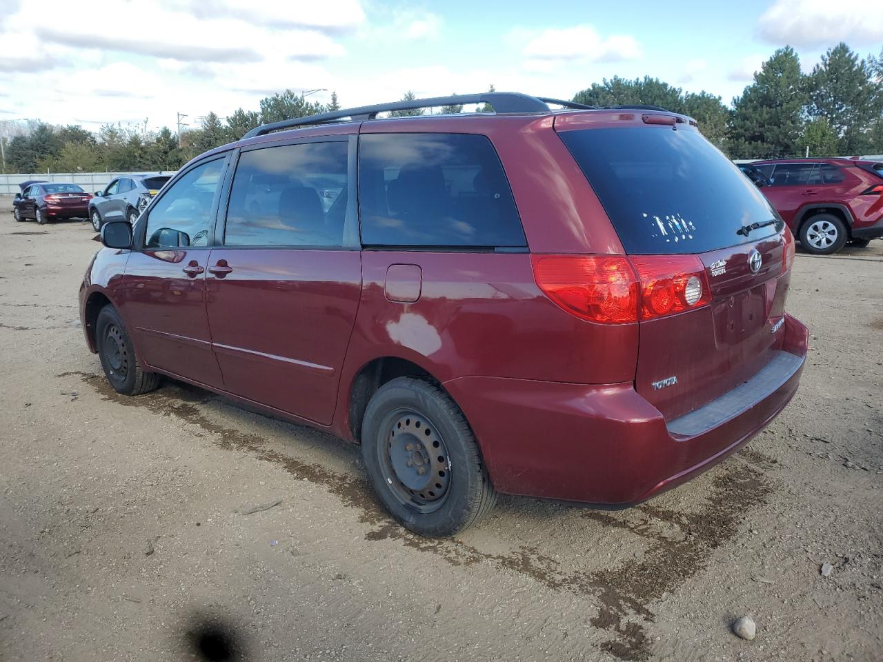 2010 Toyota Sienna Le 8-passenger Red vin: 5TDKK4CC2AS319334