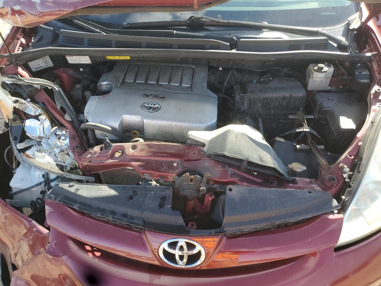 2010 Toyota Sienna Le 8-passenger Red vin: 5TDKK4CC2AS319334