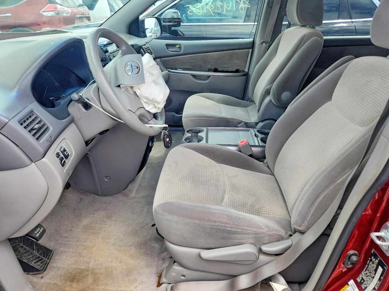 2010 Toyota Sienna Le 8-passenger Red vin: 5TDKK4CC2AS319334