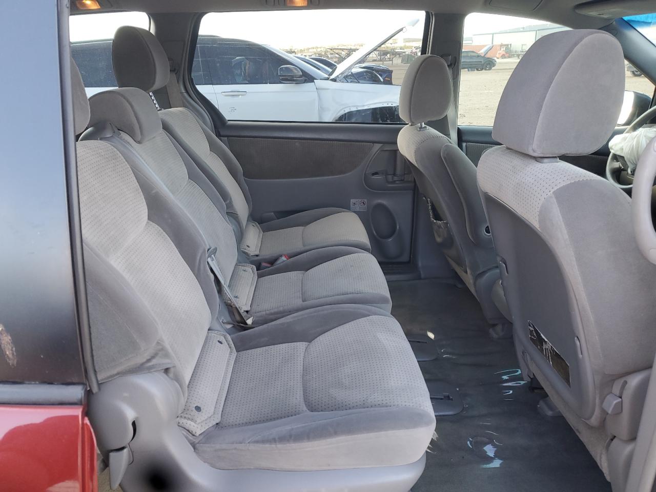2010 Toyota Sienna Le 8-passenger Red vin: 5TDKK4CC2AS319334