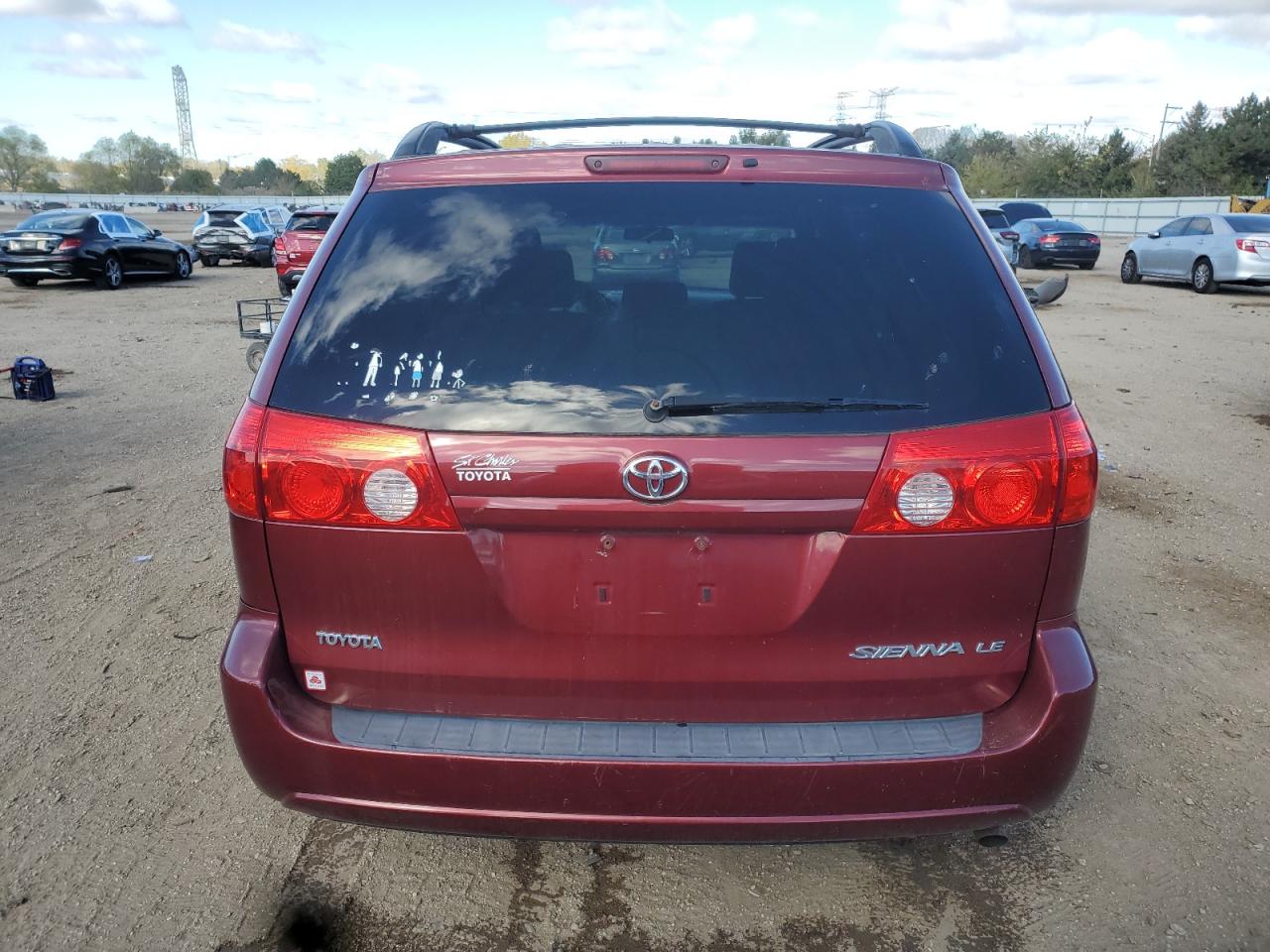 2010 Toyota Sienna Le 8-passenger Red vin: 5TDKK4CC2AS319334