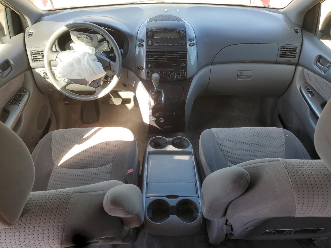 2010 Toyota Sienna Le 8-passenger Red vin: 5TDKK4CC2AS319334
