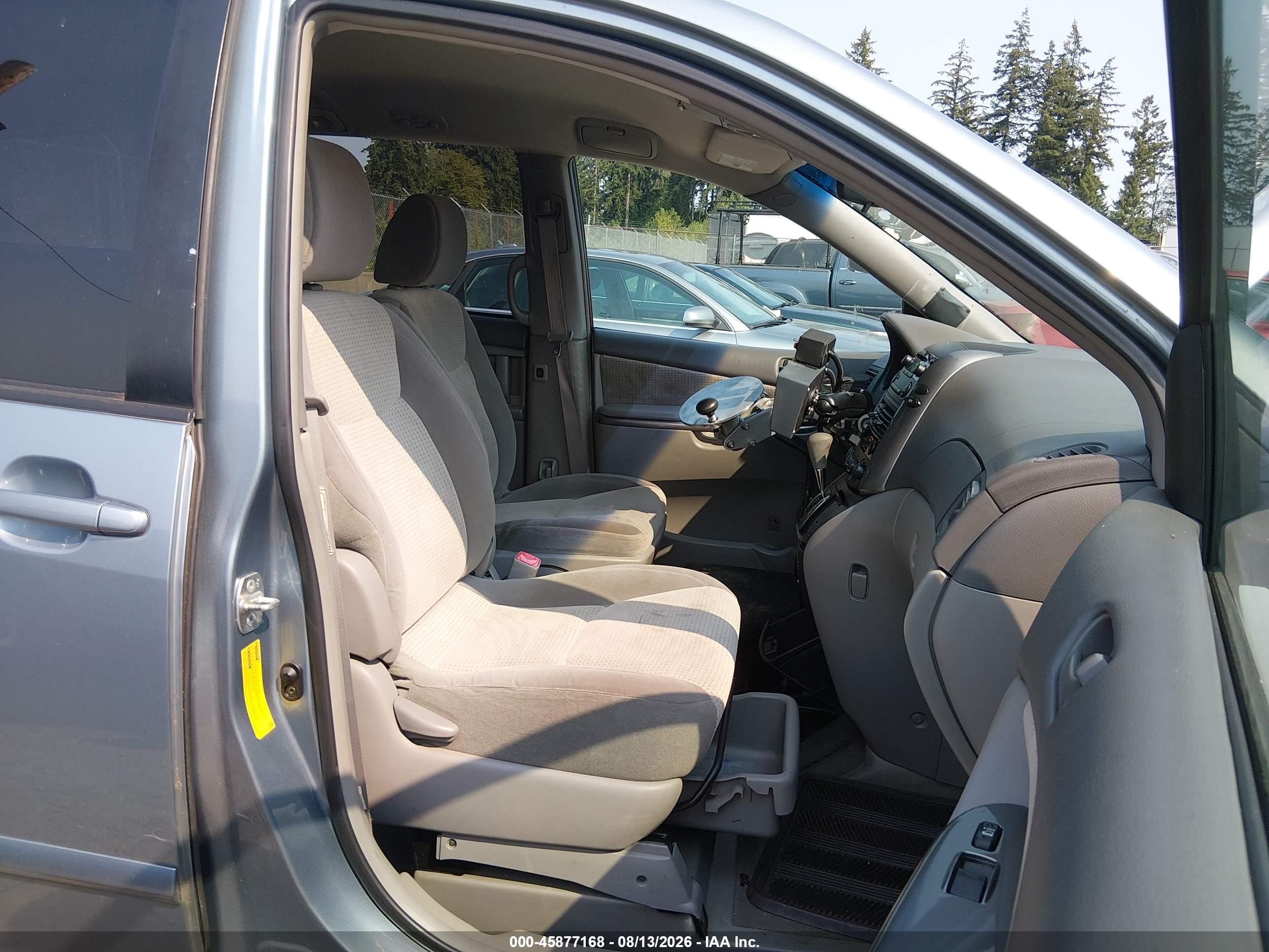 2010 Toyota Sienna Le Light Blue vin: 5TDKK4CC2AS327336